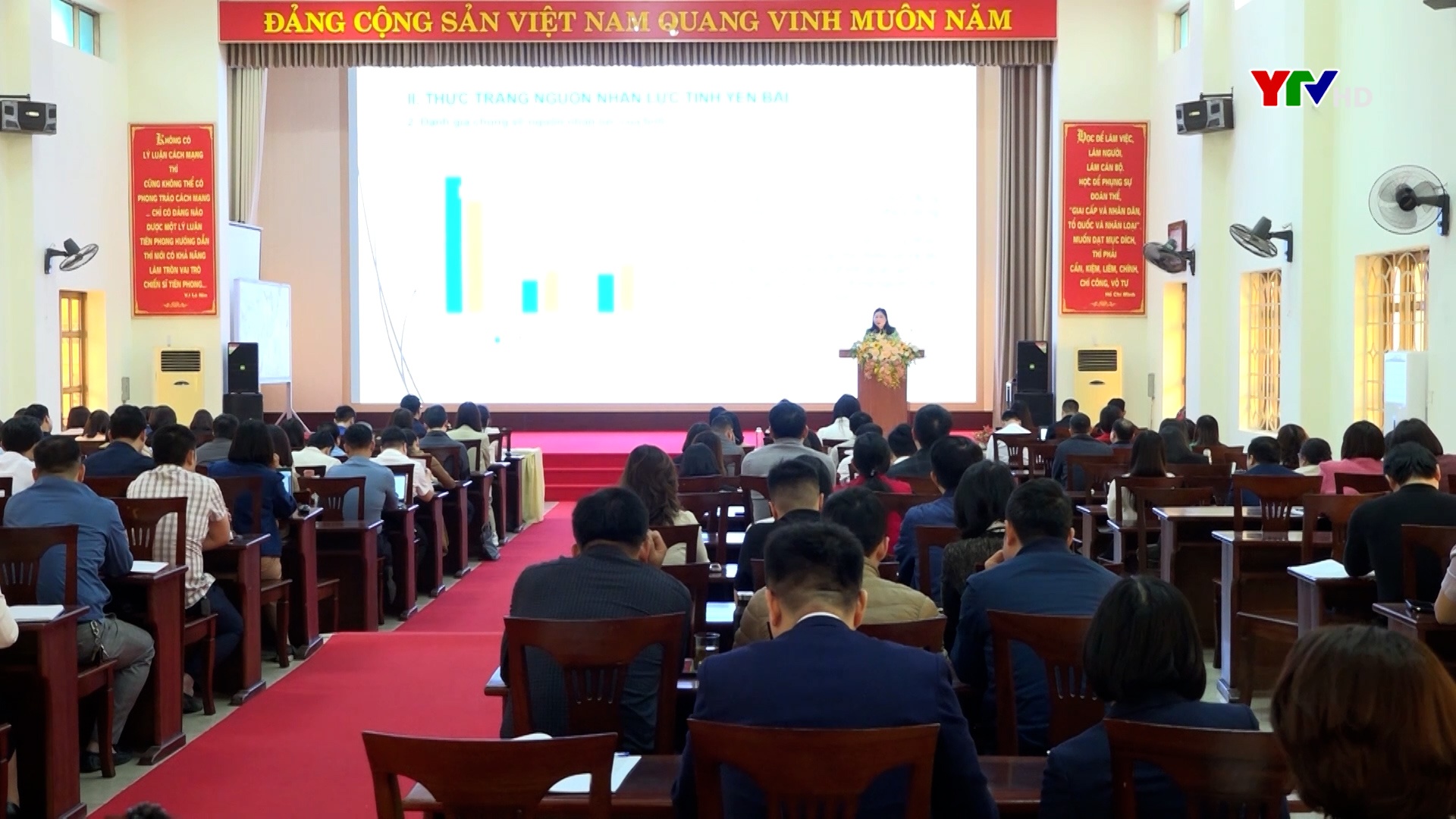Đồng chí Phó Chủ tịch UBND tỉnh Vũ Thị Hiền Hạnh giảng dạy lớp bồi dưỡng, cập nhật kiến thức cho cán bộ tham gia Đề án 11 của Tỉnh ủy