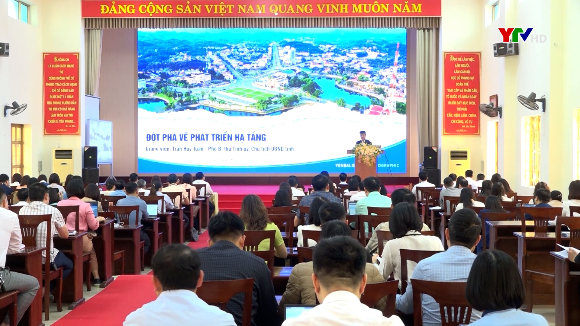 Đồng chí Chủ tịch UBND tỉnh Trần Huy Tuấn giảng dạy chuyên đề "Đột phá về phát triển hạ tầng" cho cán bộ tham gia Đề án 11 của Tỉnh ủy