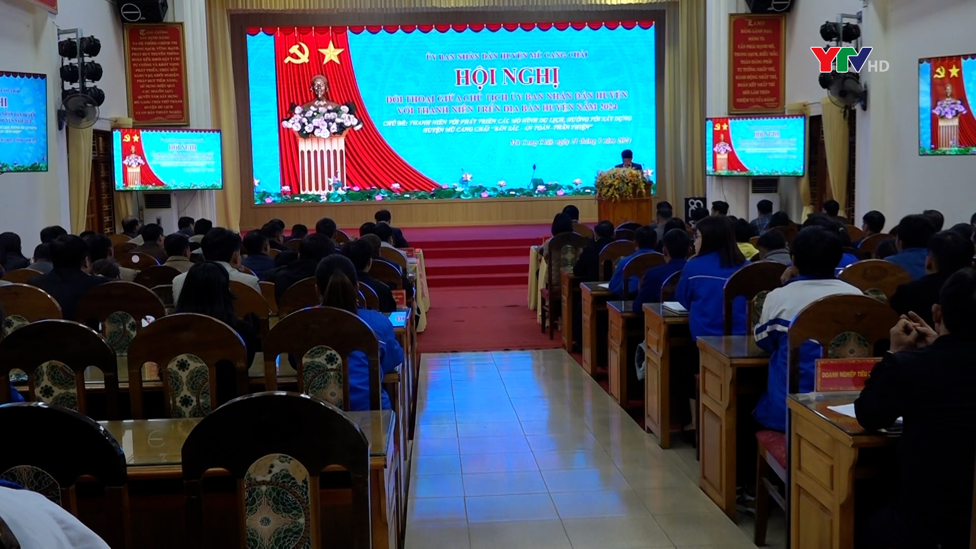 Chủ tịch UBND huyện Mù Cang Chải đối thoại với thanh niên về phát triển du lịch