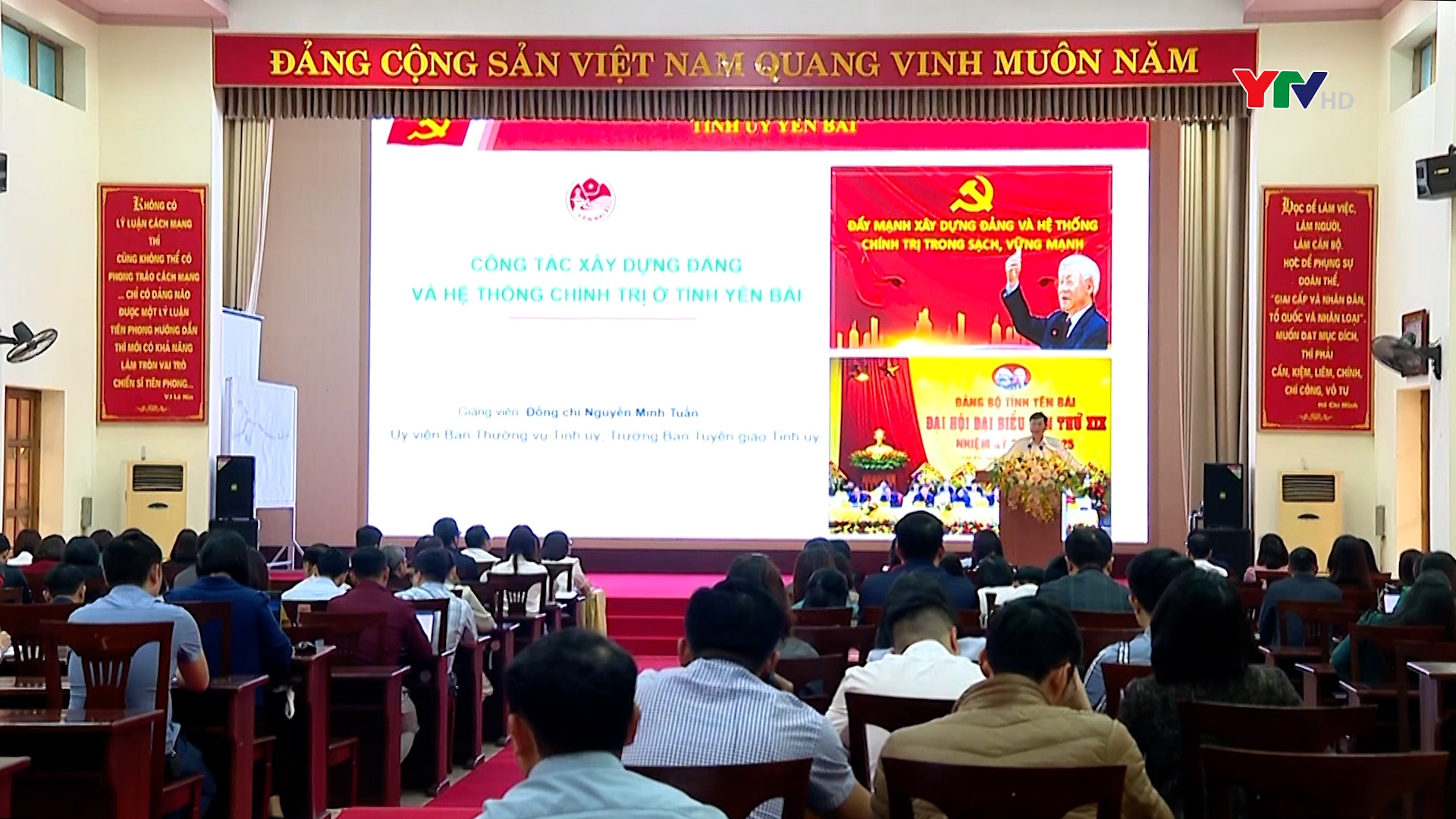 Đồng chí Trưởng Ban Tuyên giáo Tỉnh ủy Nguyễn Minh Tuấn giảng dạy chuyên đề về công tác xây dựng Đảng và hệ thống chính trị ở tỉnh Yên Bái cho cán bộ tham gia Đề án 11