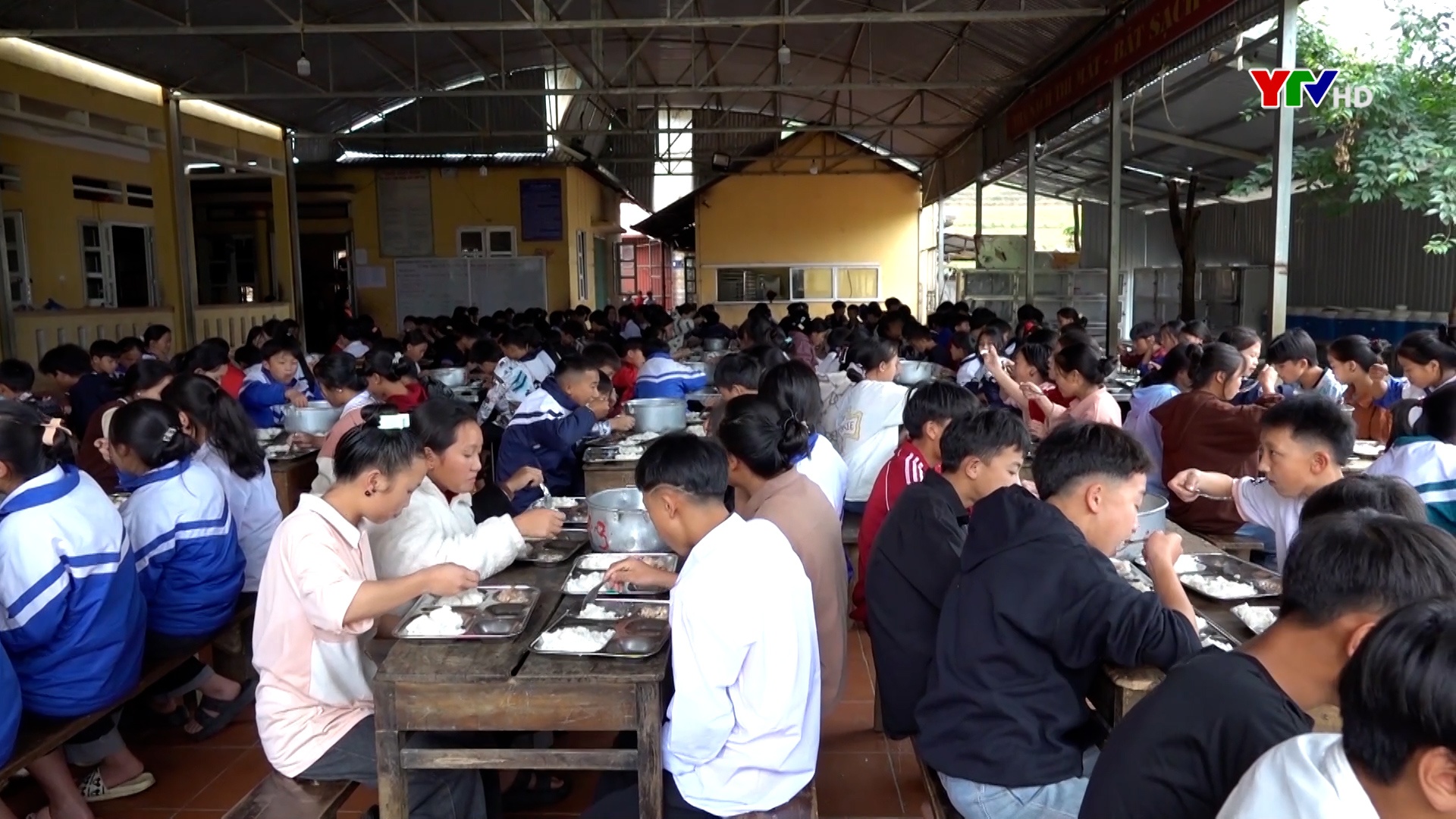 Các trường bán trú huyện Mù Cang Chải chủ động chăm lo bữa ăn cho học sinh