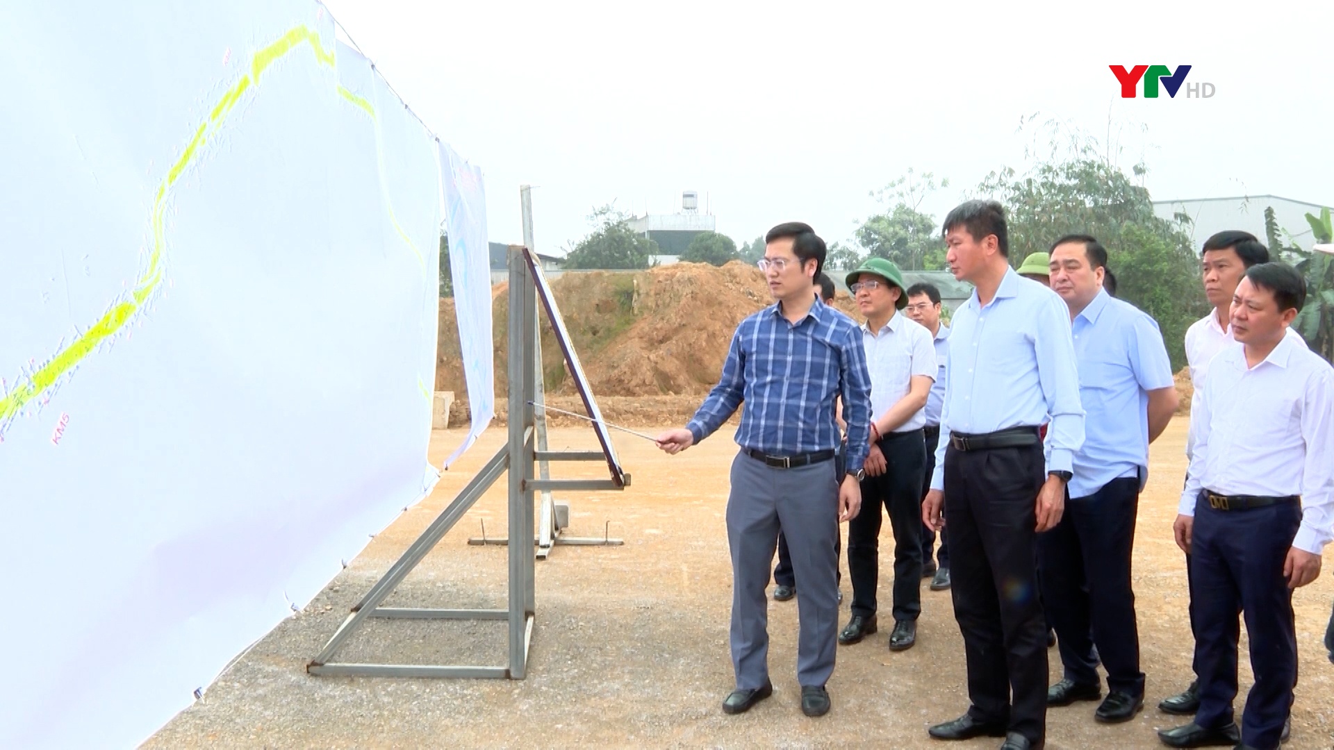 Đồng chí Chủ tịch UBND tỉnh Trần Huy Tuấn kiểm tra tiến độ các dự án giao thông trọng điểm