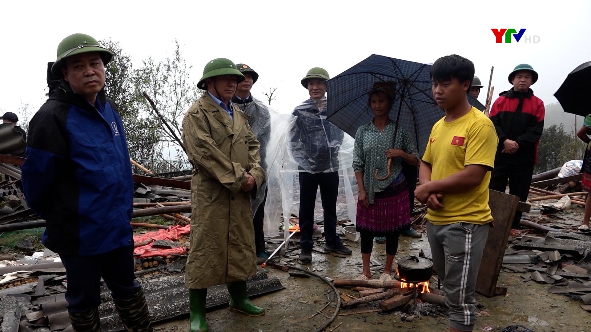 Đồng chí Chủ tịch Ủy ban MTTQ tỉnh Giàng A Tông kiểm tra công tác khắc phục hậu quả dông lốc tại xã An Lương, huyện Văn Chấn