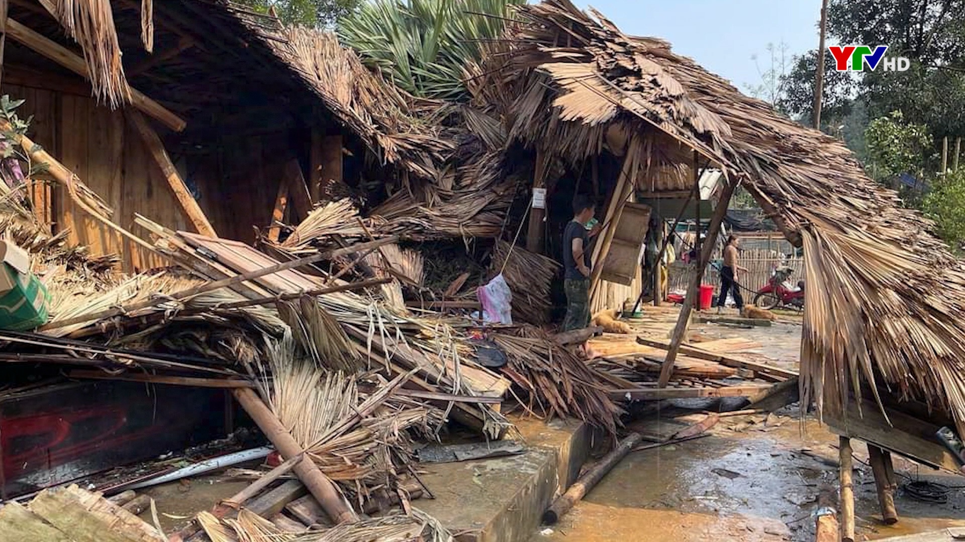 Văn Yên: Hàng chục nhà dân bị sập đổ, tốc mái do mưa lốc