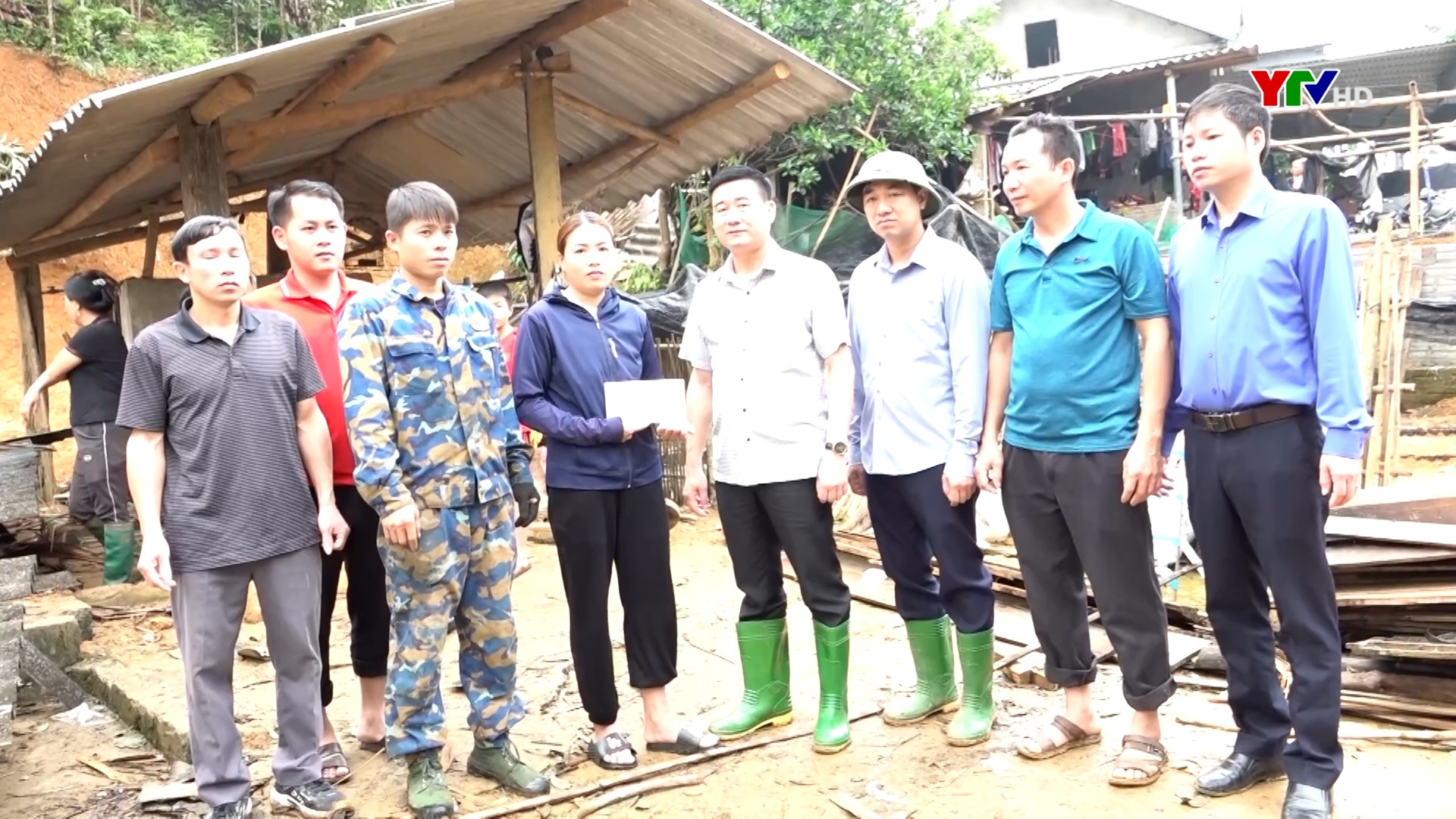 Lãnh đạo huyện Văn Yên thăm hỏi, hỗ trợ gia đình bị thiệt hại do dông lốc
