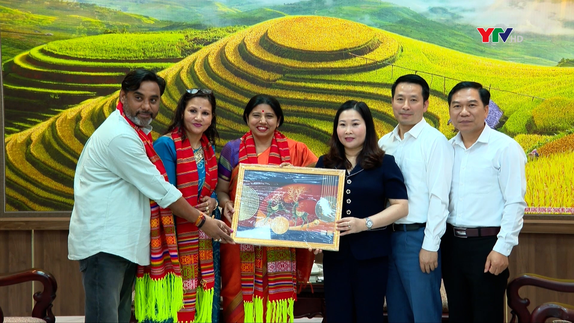 Đồng chí Phó Chủ tịch UBND tỉnh Vũ Thị Hiền Hạnh tiếp Đoàn nghệ thuật Ấn Độ