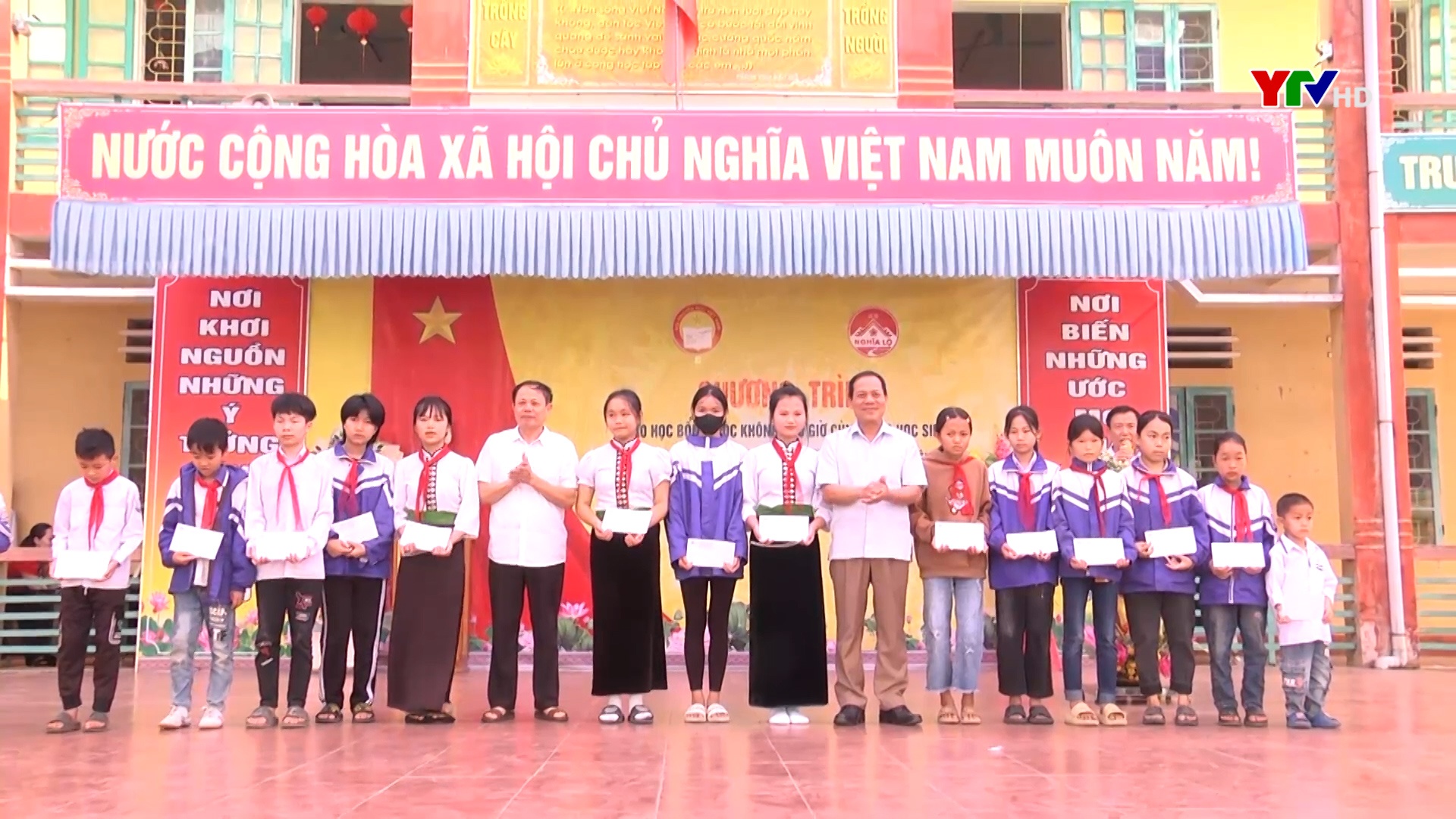 Hội Khuyến học tỉnh trao học bổng  "Học không bao giờ cùng" tại thị xã Nghĩa Lộ