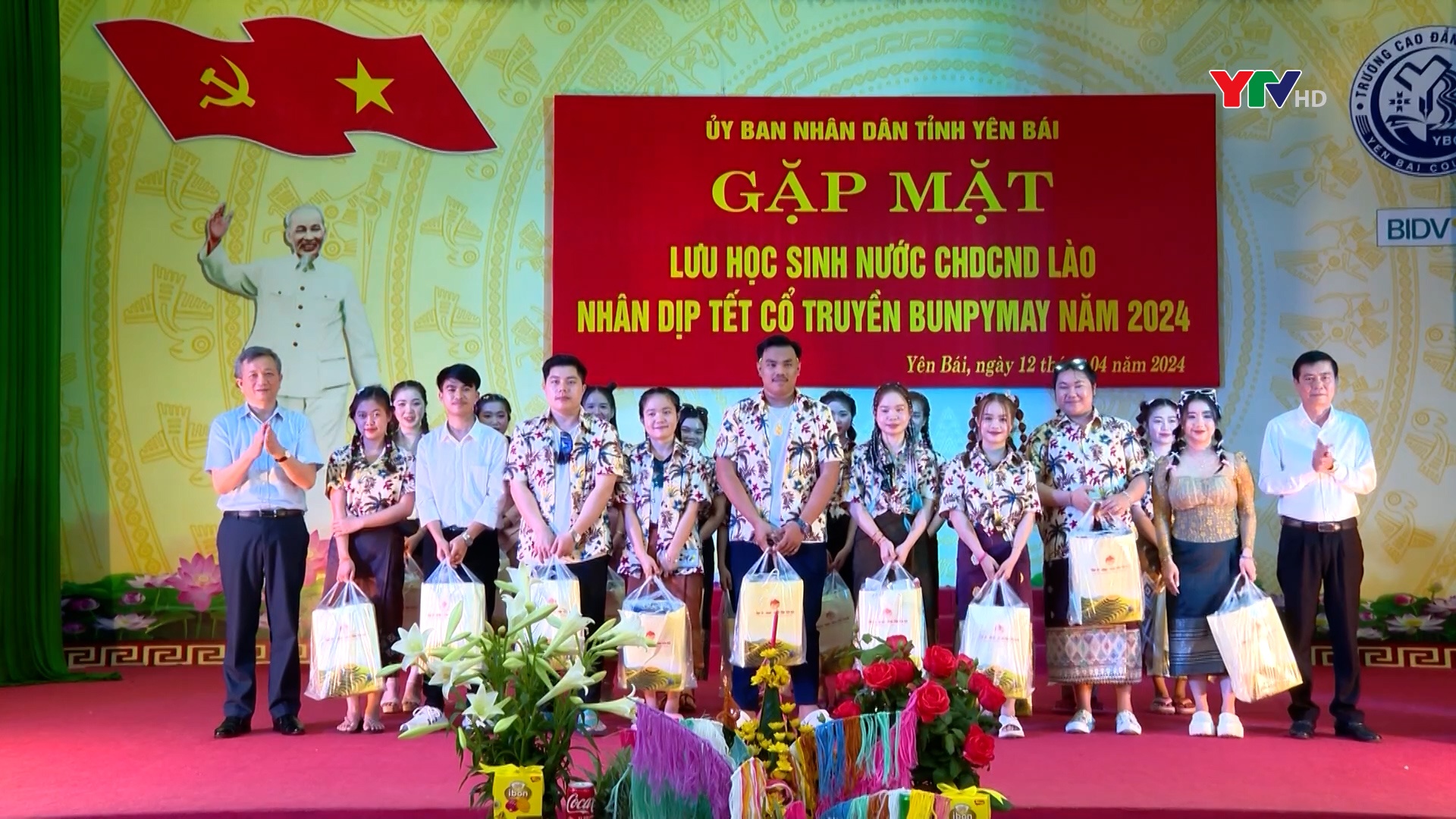 Yên Bái gặp mặt và tặng quà các lưu học sinh Lào nhân dịp Tết cổ truyền Bunpimay năm 2024