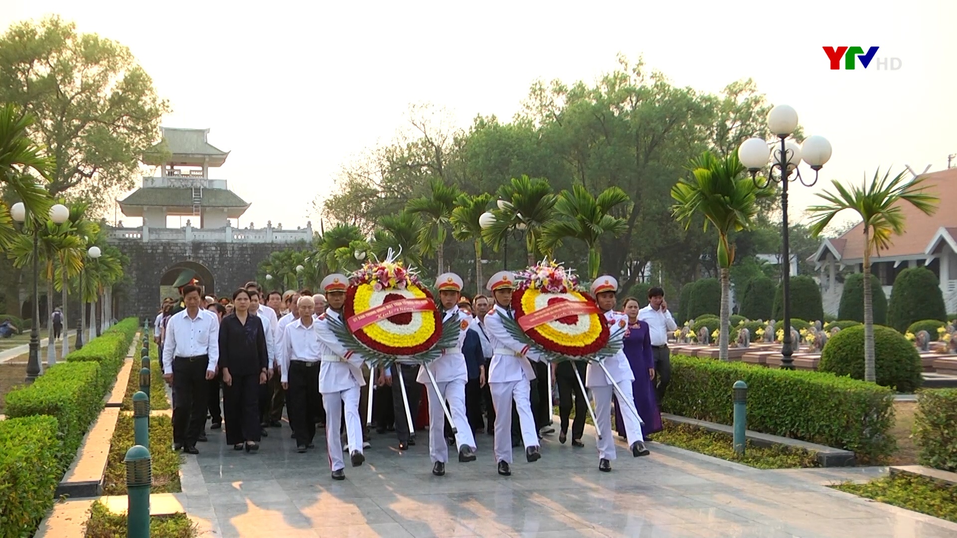 Đoàn đại biểu tỉnh Yên Bái dâng hương tưởng niệm các anh hùng liệt sĩ hy sinh trong Chiến dịch Điện Biên Phủ