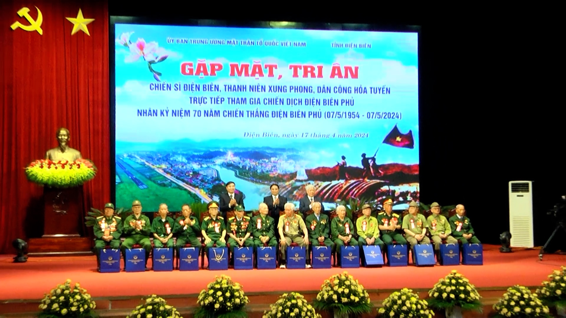 Đoàn đại biểu tỉnh Yên Bái dự gặp mặt tri ân các chiến sĩ Điện Biên, thanh niên xung phong, dân công hỏa tuyến