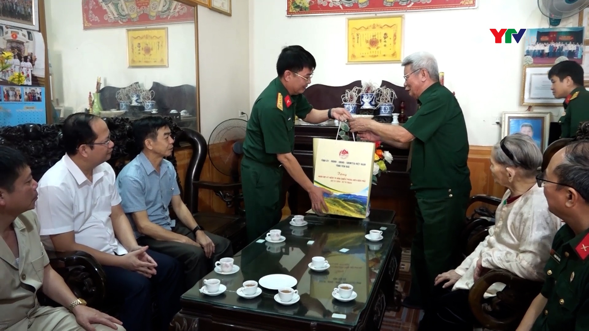 Đại tá Trần Công Ứng - Chỉ huy trưởng Bộ CHQS tỉnh thăm và tặng quà các chiến sĩ Điện Biên