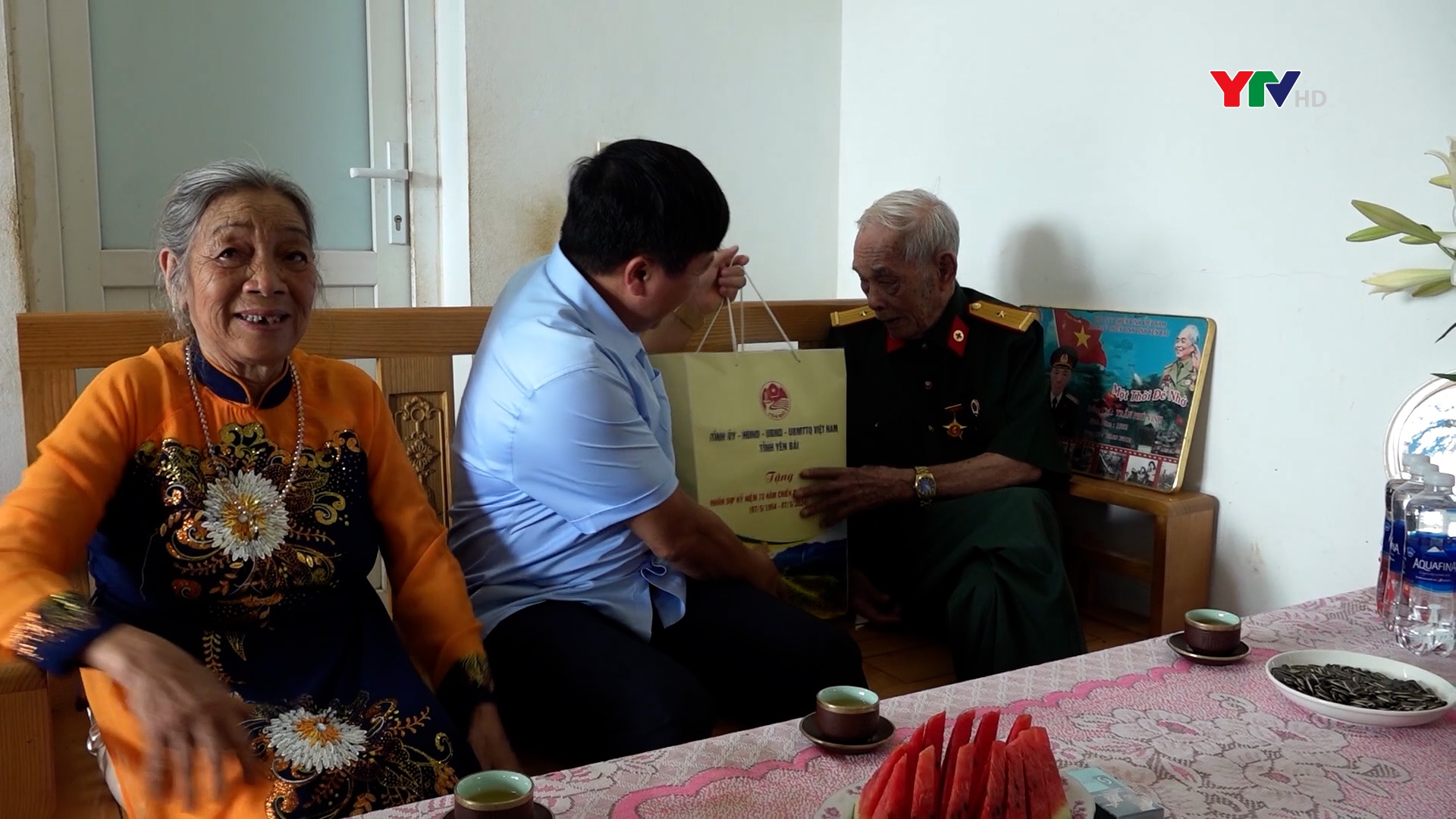 Đồng chí Chủ tịch Ủy ban MTTQ tỉnh Giàng A Tông tặng quà chiến sĩ Điện Biên tại huyện Văn Chấn