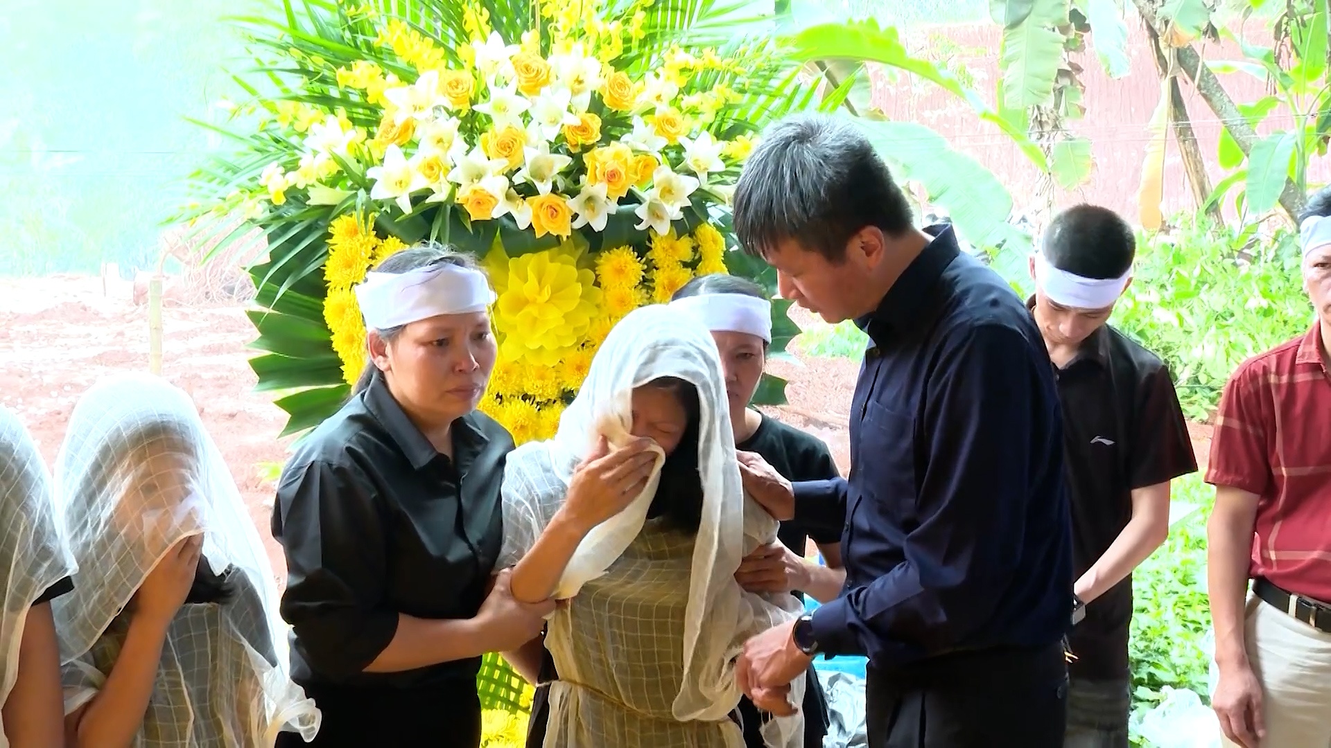 Đồng chí Chủ tịch UBND tỉnh Trần Huy Tuấn chia buồn cùng các gia đình nạn nhân tử vong do tai nạn lao động