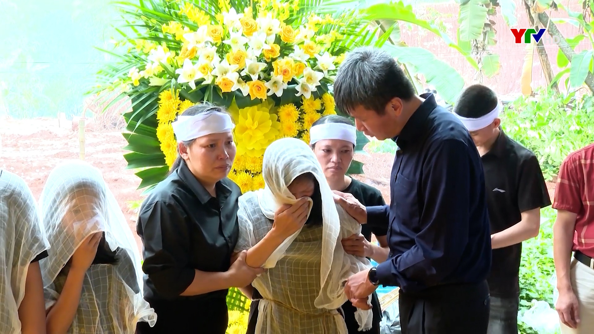 Đồng chí Chủ tịch UBND tỉnh Trần Huy Tuấn chia buồn cùng các gia đình nạn nhân tử vong do tai nạn lao động