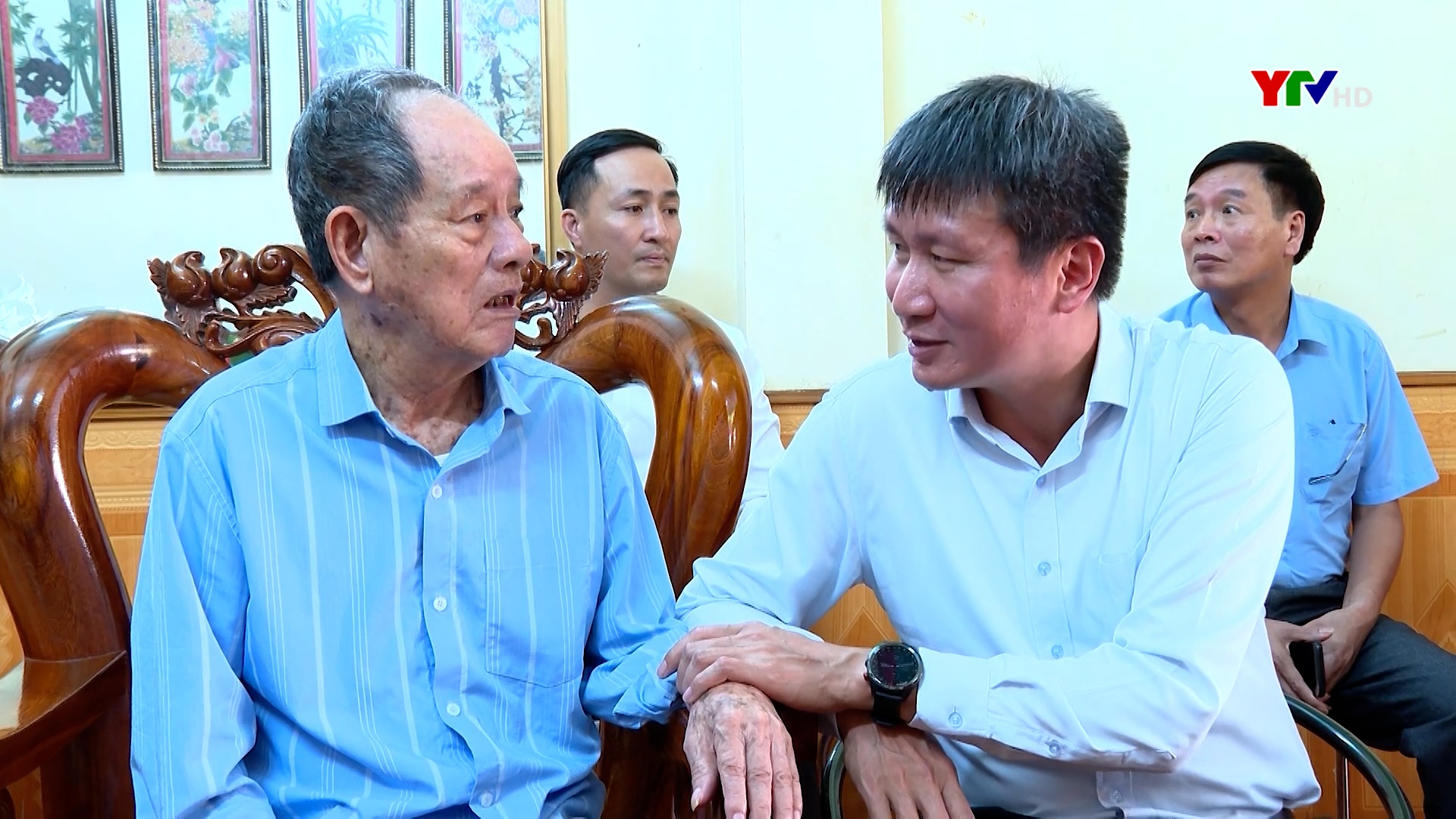 Đồng chí Chủ tịch UBND tỉnh Trần Huy Tuấn thăm, tặng quà gia đình thân nhân liệt sĩ, chiến sĩ Điện Biên tại huyện Văn Yên