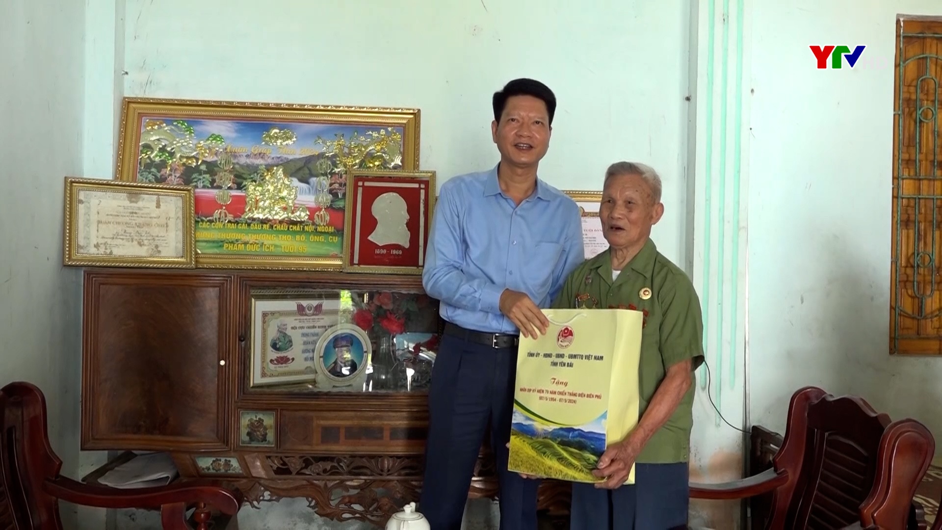 Đồng chí Phó Chủ tịch Thường trực UBND tỉnh Nguyễn Thế Phước tặng quà chiến sĩ Điện Biên tại huyện Văn Yên