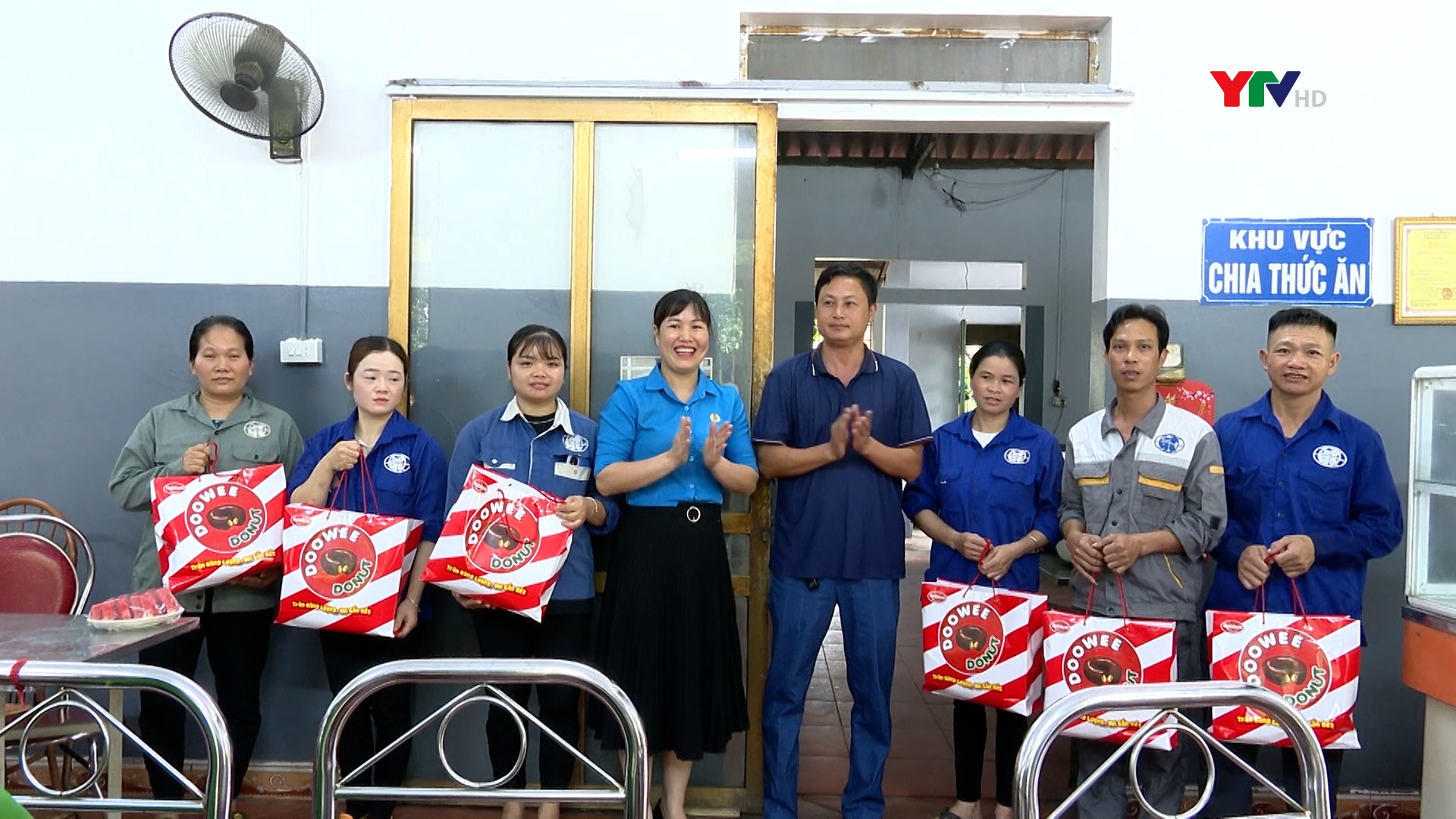 LĐLĐ thị xã Nghĩa Lộ tổ chức "Bữa cơm công đoàn" cho người lao động