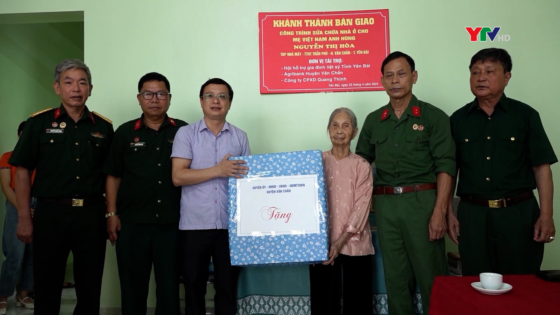 Bàn giao công trình sữa chữa nhà ở cho Mẹ Việt Nam anh hùng tại huyện Văn Chấn