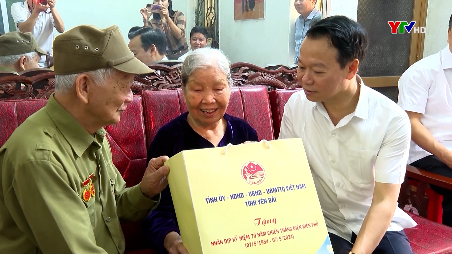 Đồng chí Bí thư Tỉnh ủy Đỗ Đức Duy thăm, tặng quà chiến sĩ Điện Biên, cựu thanh niên xung phong, dân công hỏa tuyến trên địa bàn thành phố Yên Bái