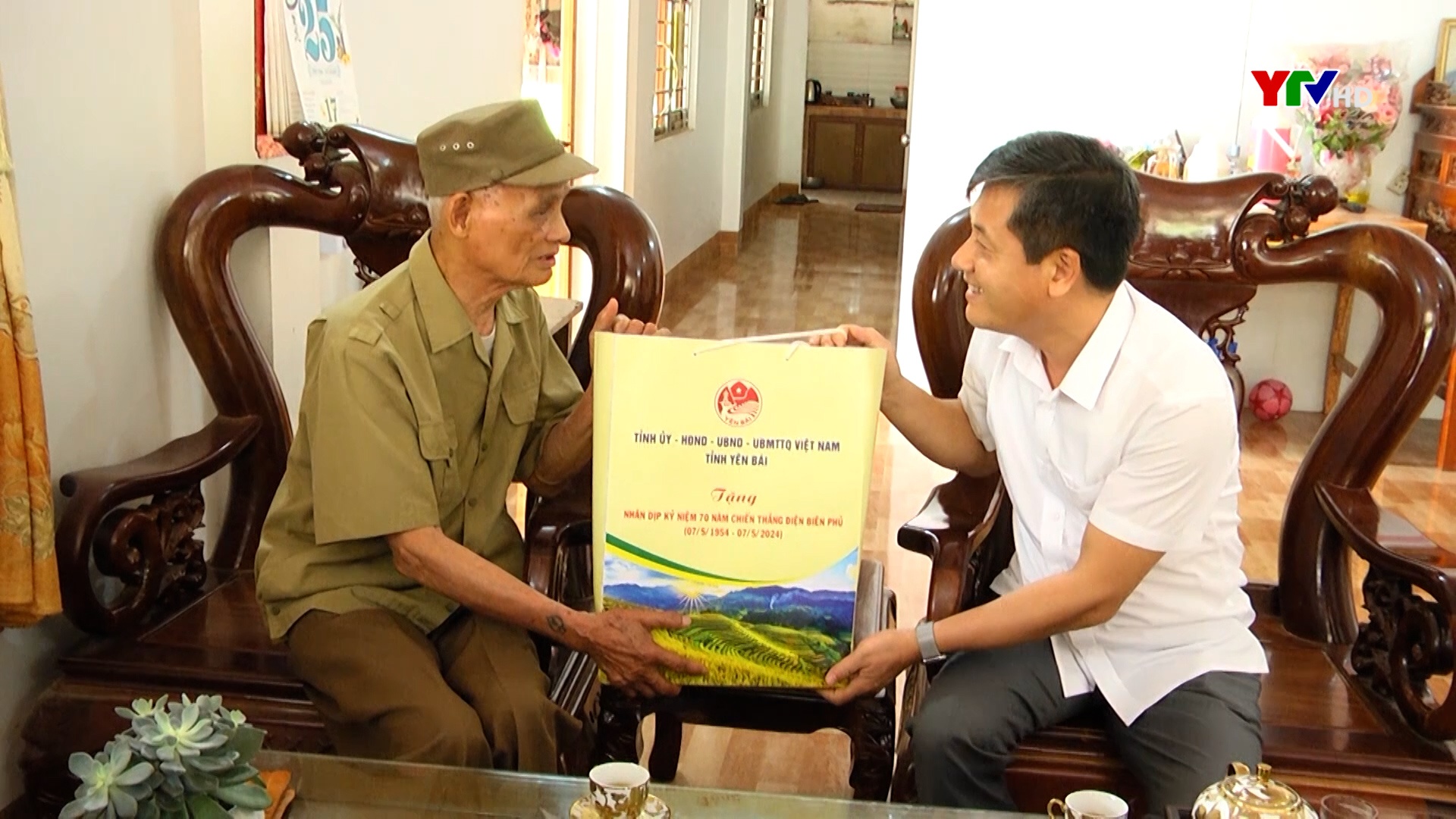 Đồng chí Phó Chủ tịch UBND tỉnh Ngô Hạnh Phúc thăm, tặng quà gia đình thân nhân liệt sĩ, người tham gia trực tiếp chiến dịch Điện Biên Phủ tại huyện Yên Bình