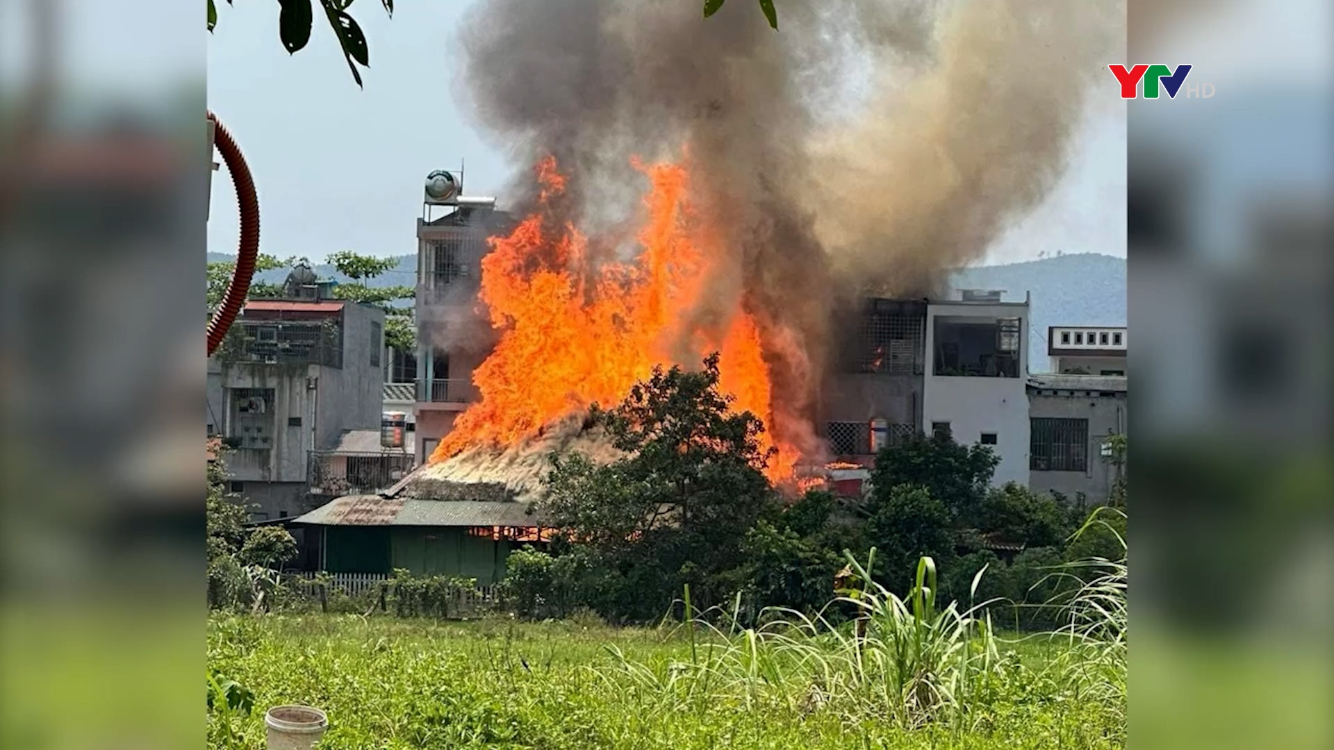 Văn Yên: Cháy lớn thiêu rụi ngôi nhà sàn ở thị trấn Mậu A