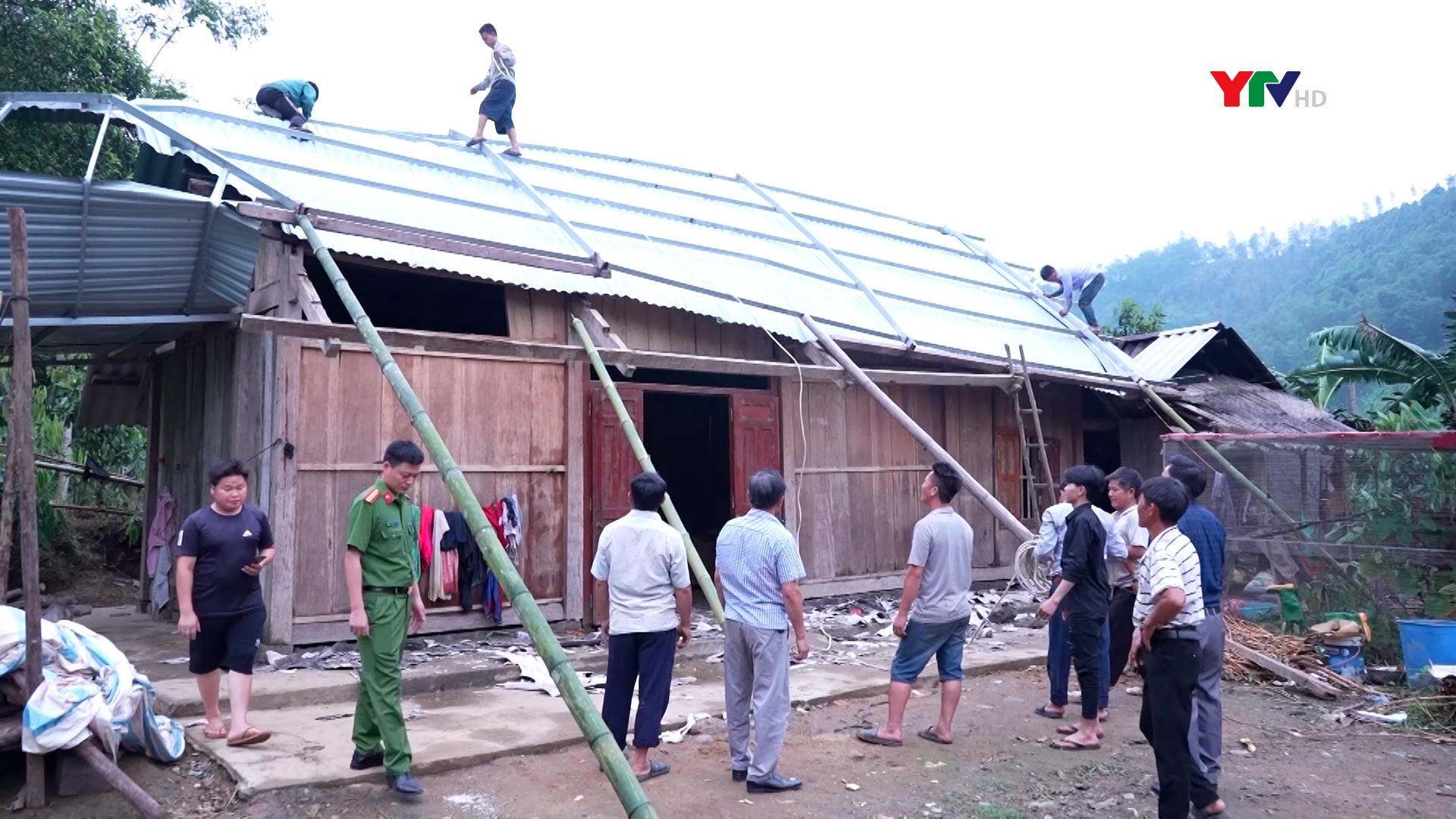 Lãnh đạo huyện Trấn Yên chỉ đạo khắc phục hậu quả dông lốc và thăm hỏi các gia đình bị thiệt hại
