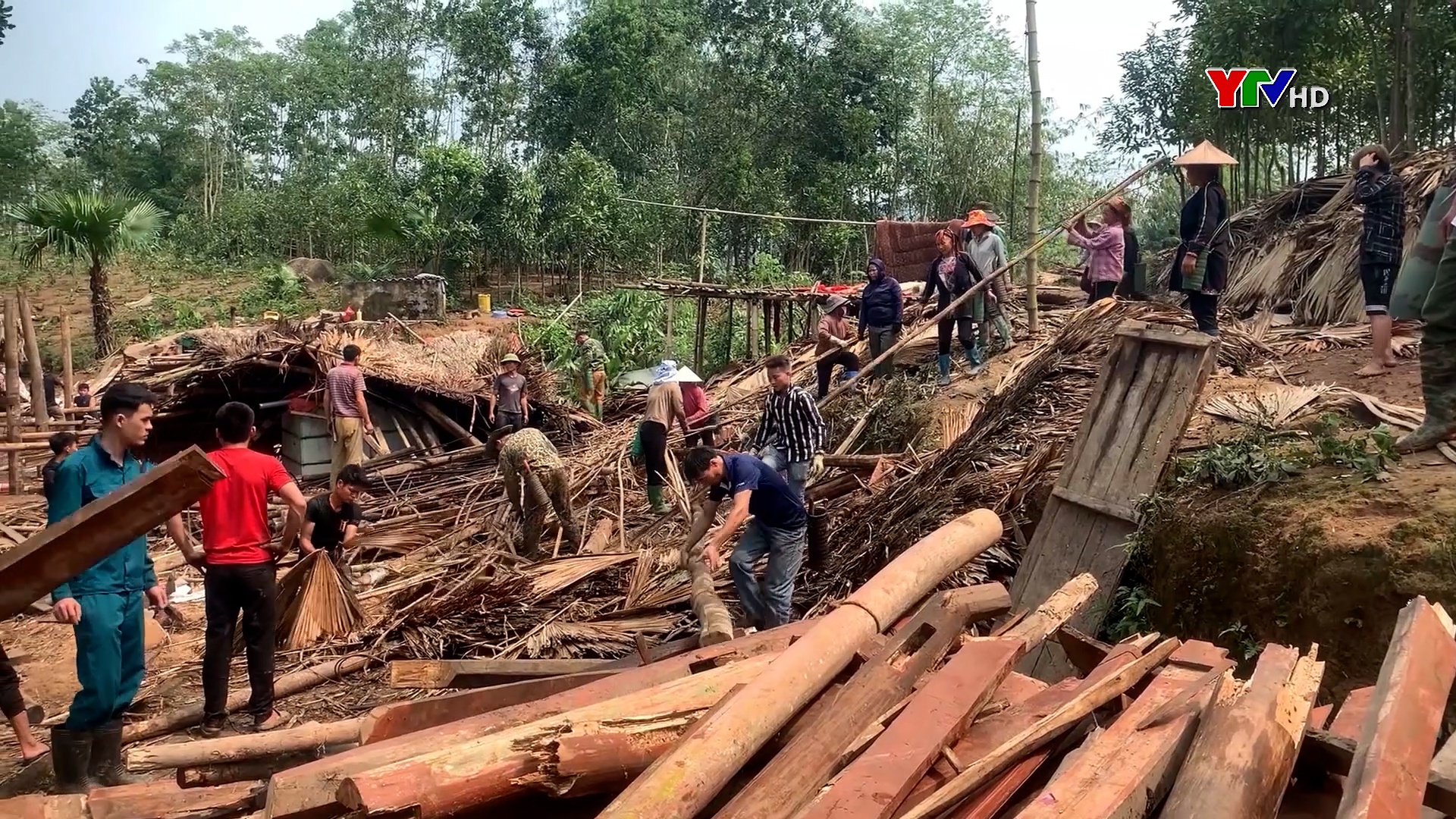Lục Yên: 85 nhà dân ảnh hưởng do gió lốc