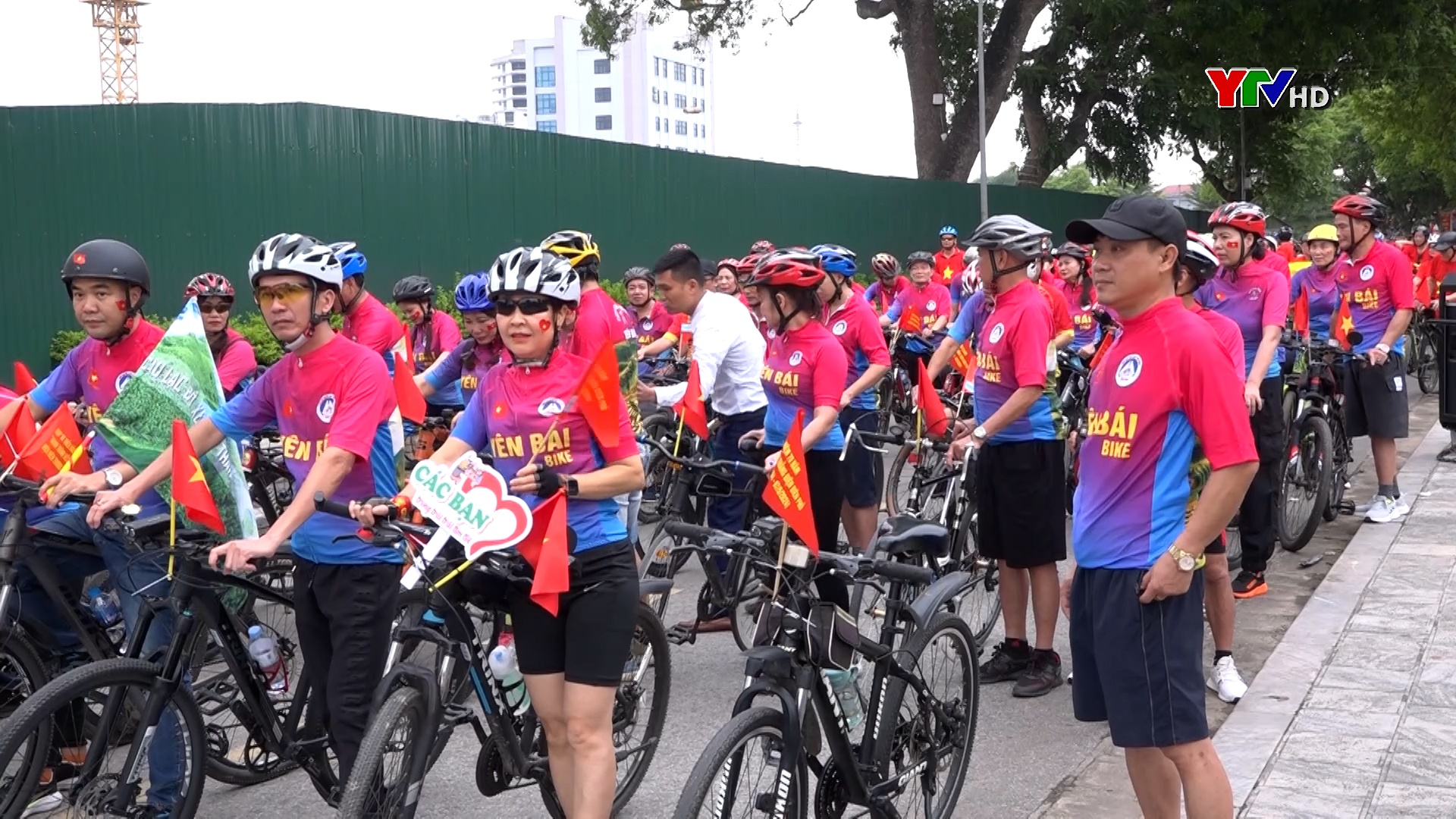 Thành phố Yên Bái: Hơn 300 người tham gia đạp xe diễu hành “Hành trình kết nối – Điện Biên trong trái tim tôi”