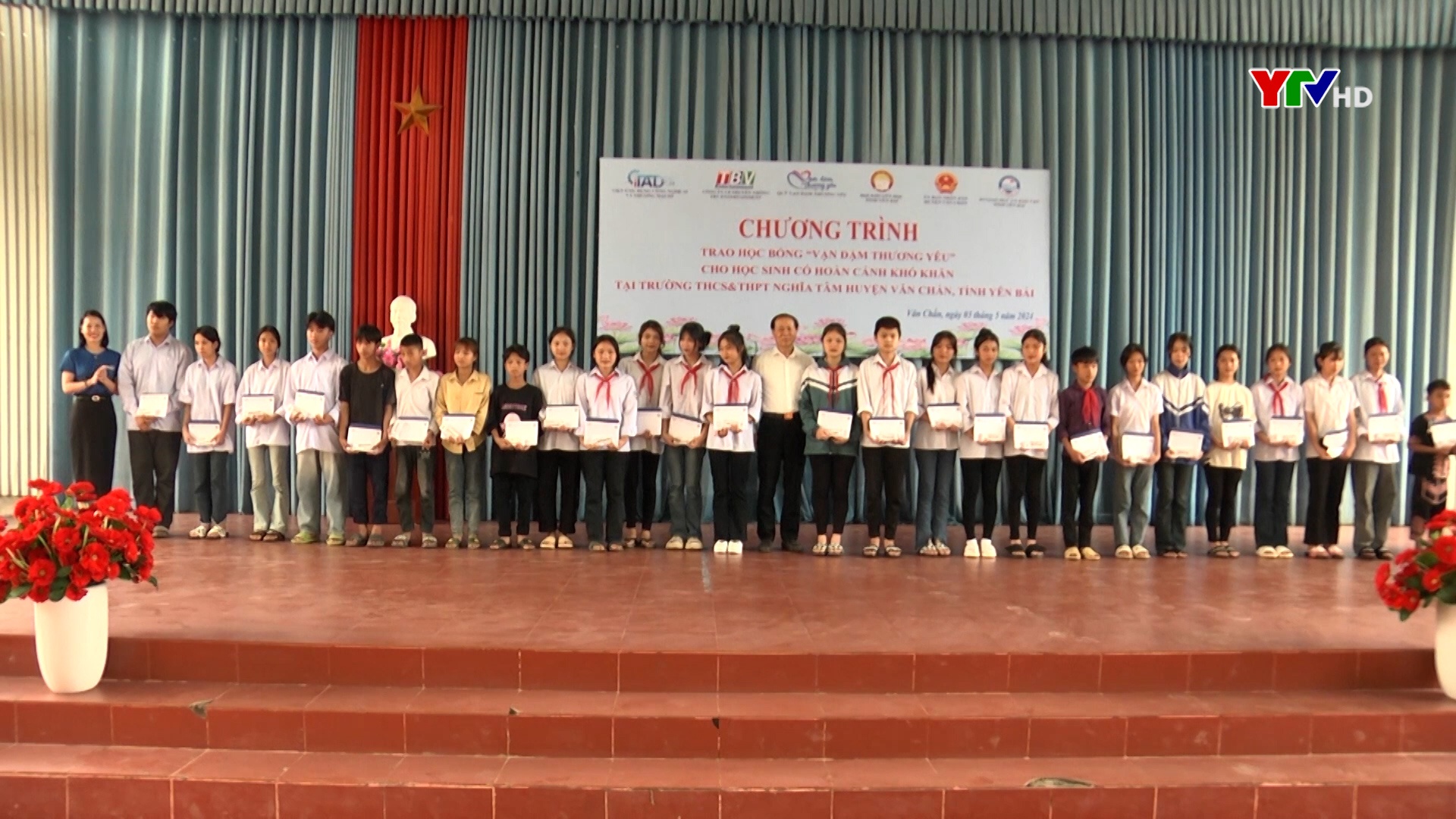 Hội Khuyến học tỉnh trao học bổng "Vạn dặm thương yêu" tại huyện Văn Chấn