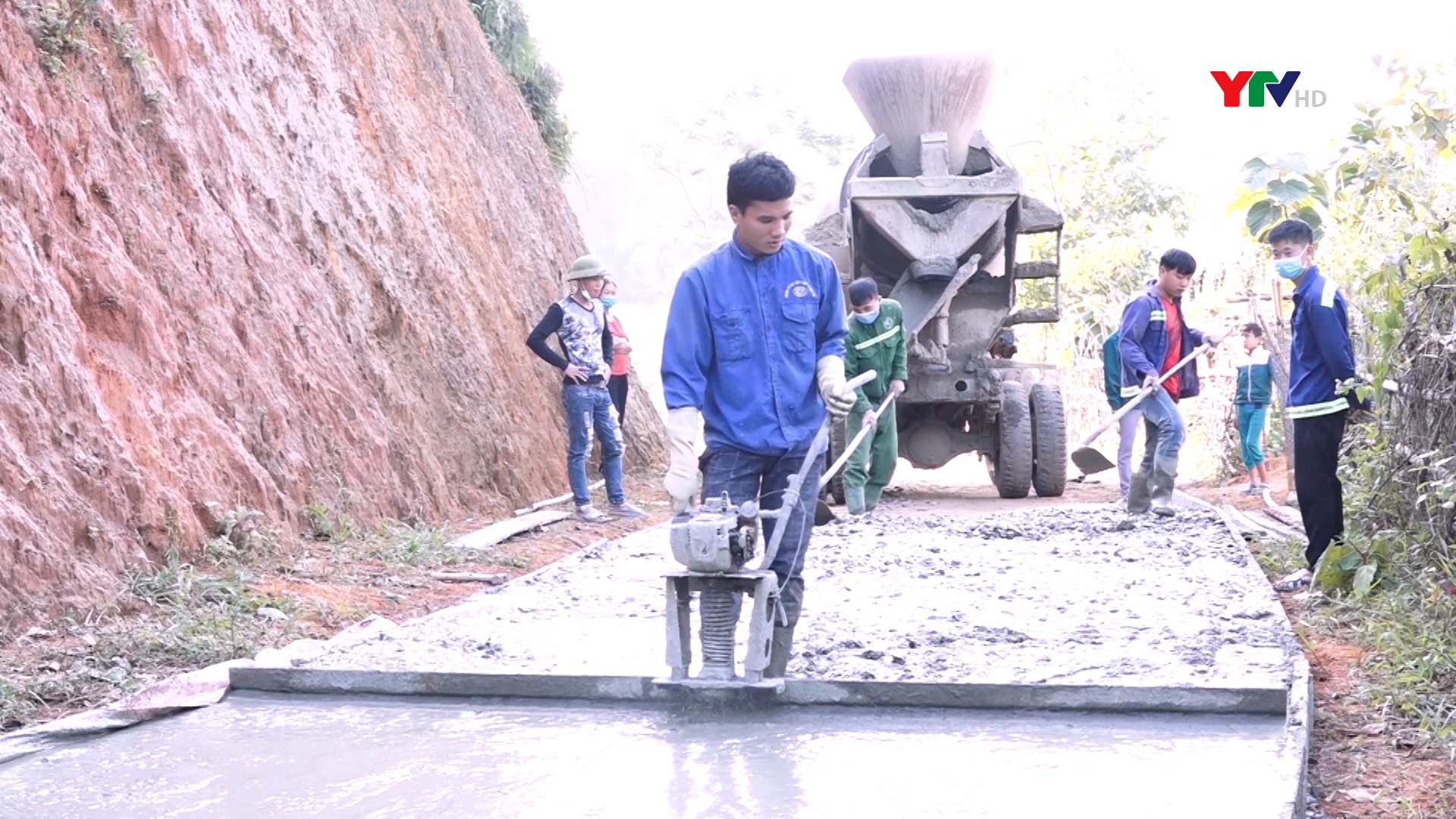 Lục Yên bê tông kiên cố được 25 km đường giao thông nông thôn
