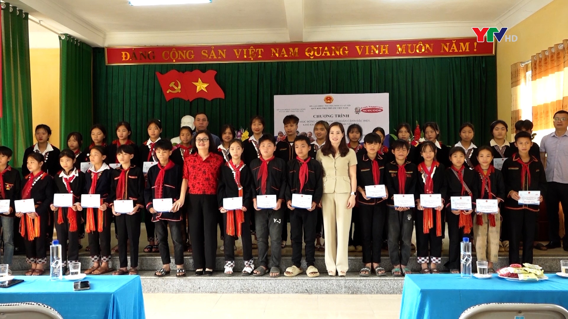 Chương trình "Gói mì hạnh phúc" trao học bổng cho học sinh có hoàn cảnh khó khăn tại xã Nậm Mười, huyện Văn Chấn