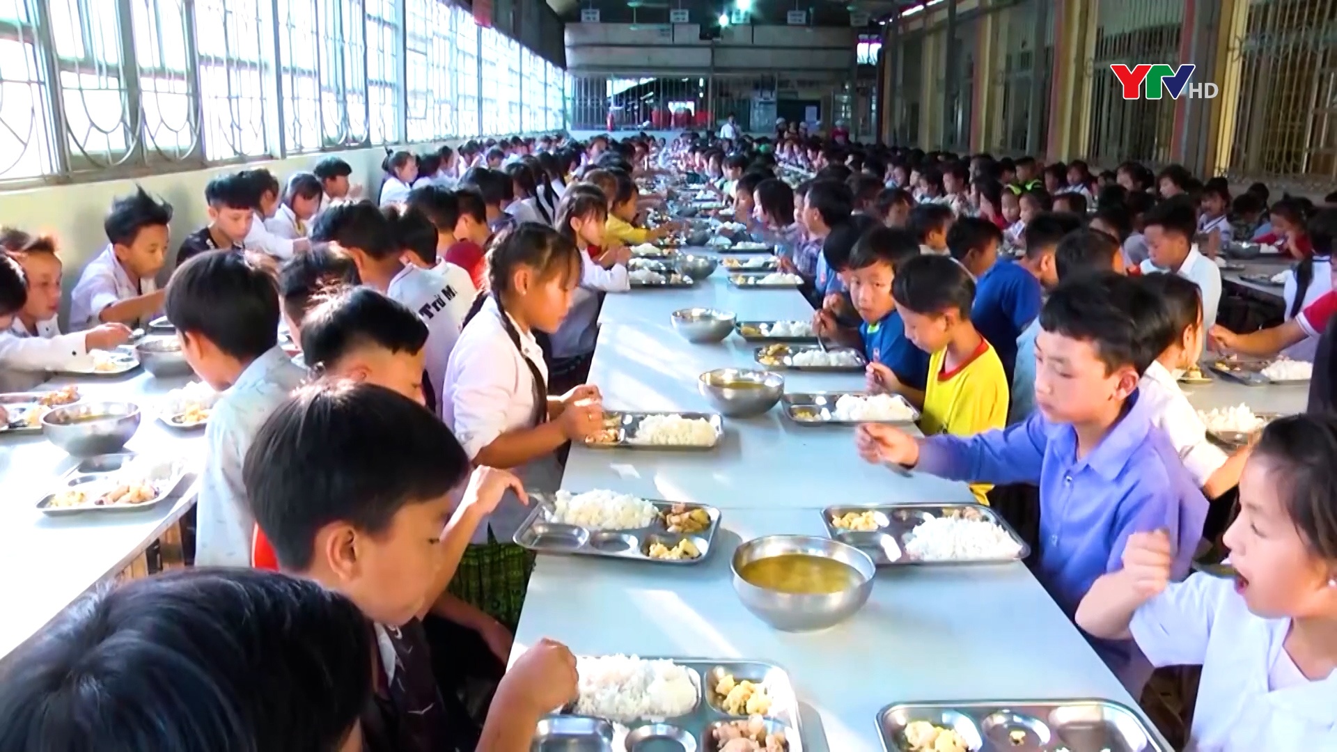 Trạm Tấu nâng cao chất lượng bữa ăn cho học sinh bán trú