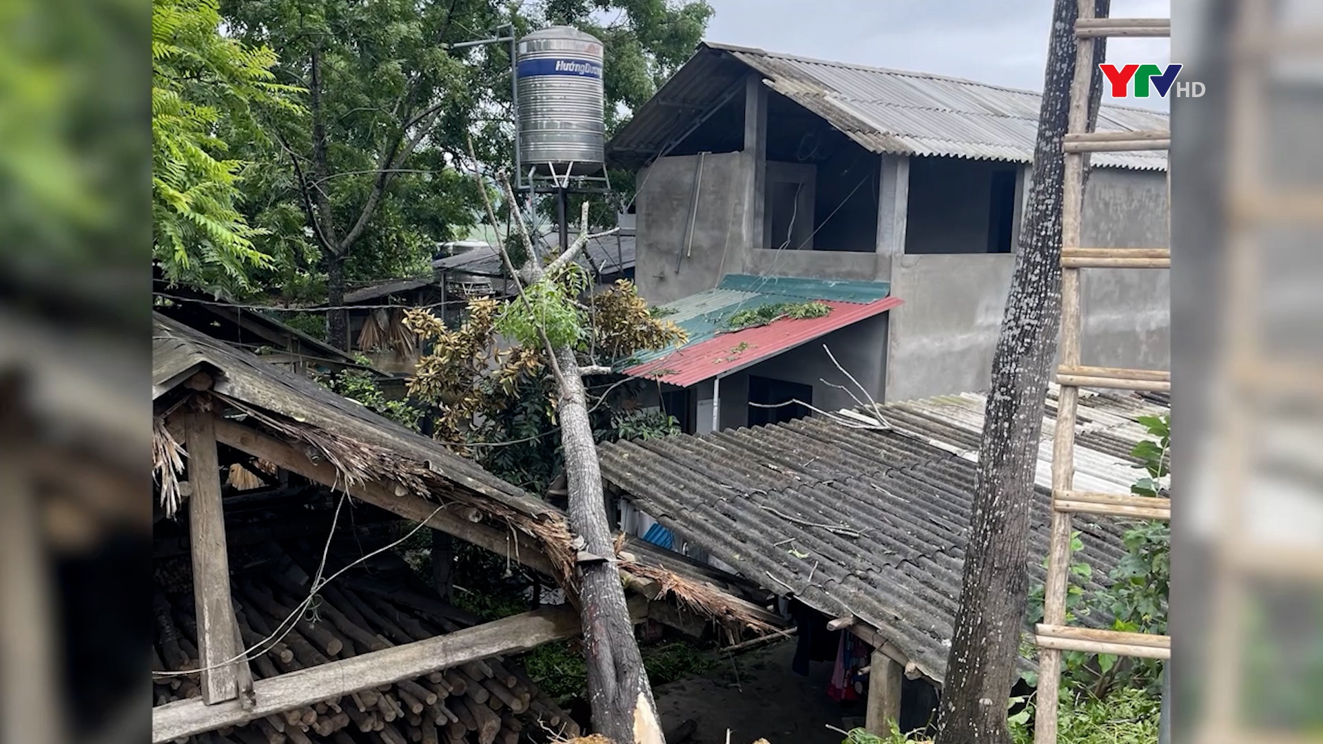 Văn Yên: Gần 100 nhà dân bị tốc mái do mưa dông
