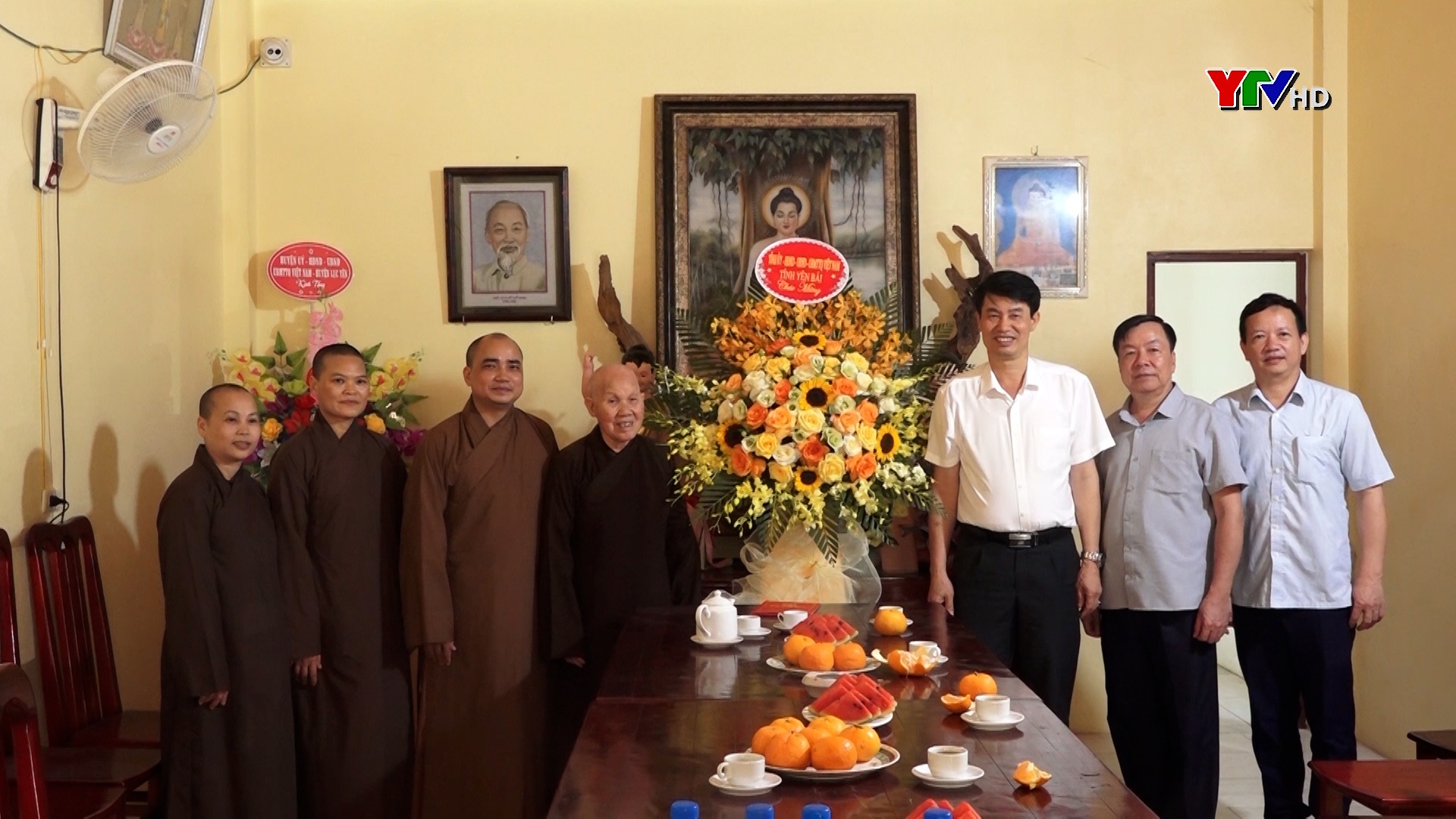 Ủy ban Mặt trận tổ quốc tỉnh tặng quà, chúc mừng Đại lễ Phật đản tại huyện Lục Yên