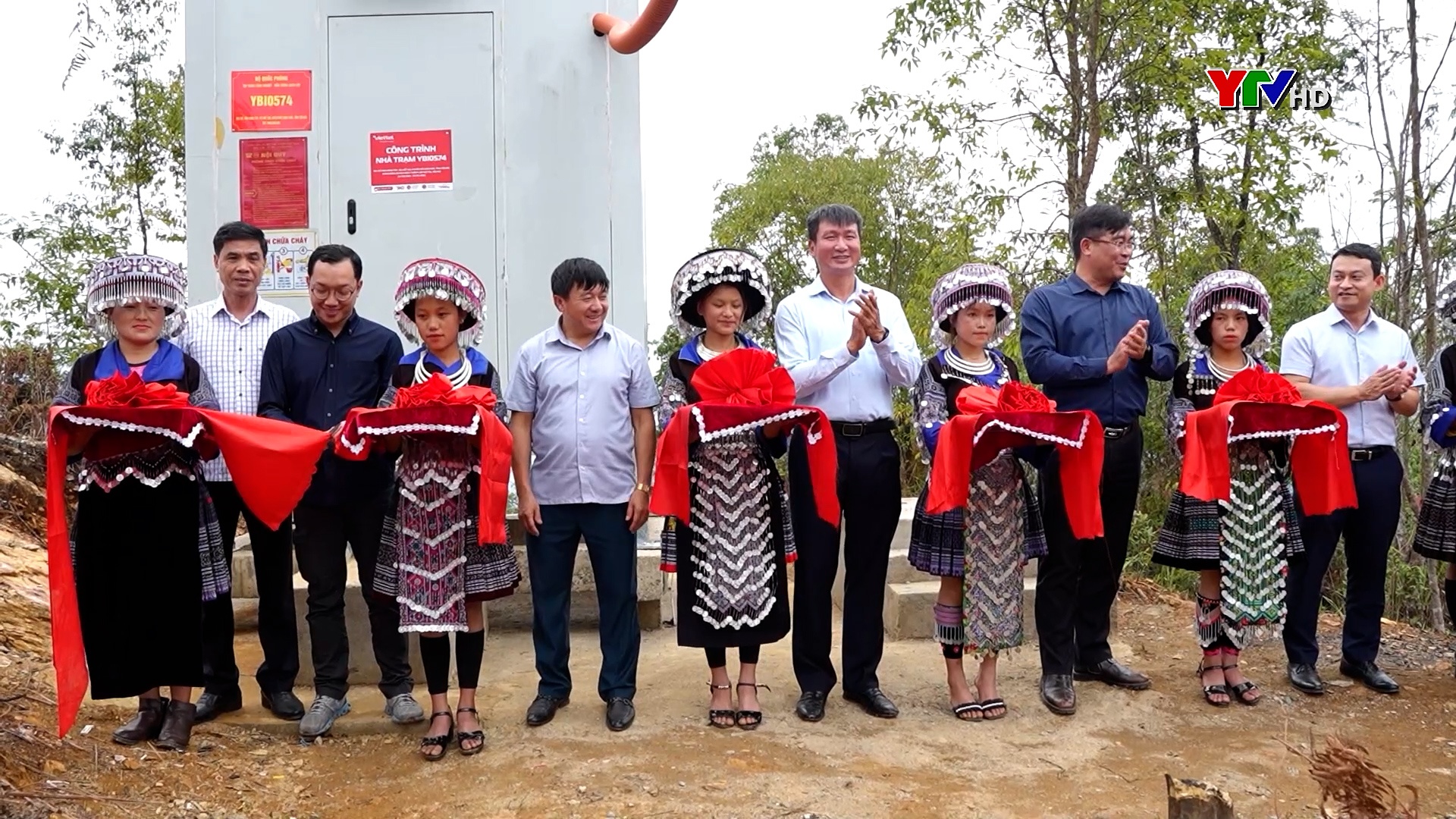 Đồng chí Chủ tịch UBND tỉnh Trần Huy Tuấn dự Lễ khai trương trạm phát sóng di động của Viettel tại xã Chế Tạo, huyện Mù Cang Chải