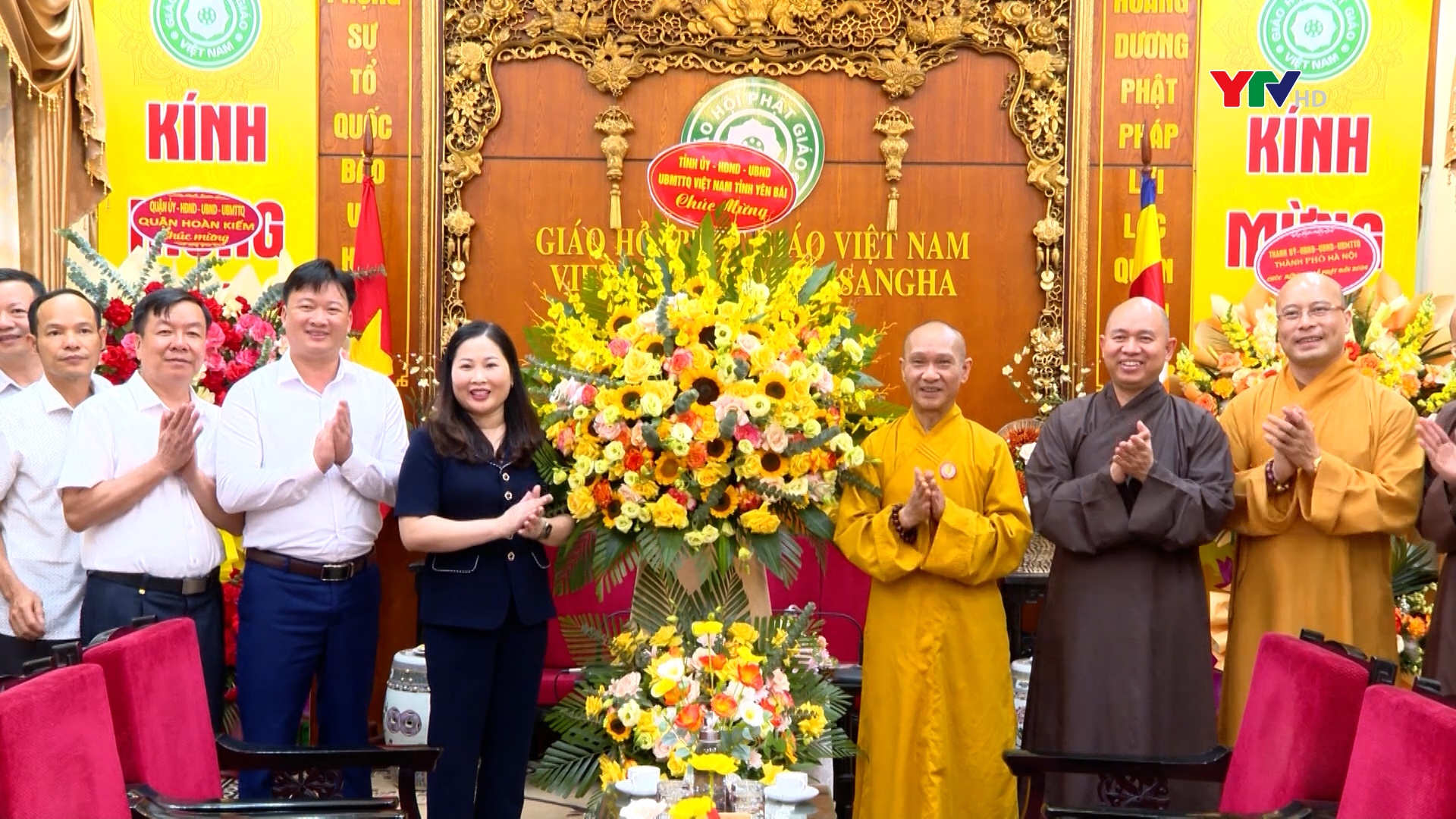 Đồng chí Phó Chủ tịch UBND tỉnh Vũ Thị Hiền Hạnh thăm và tặng quà chúc mừng Giáo hội Phật giáo Việt Nam