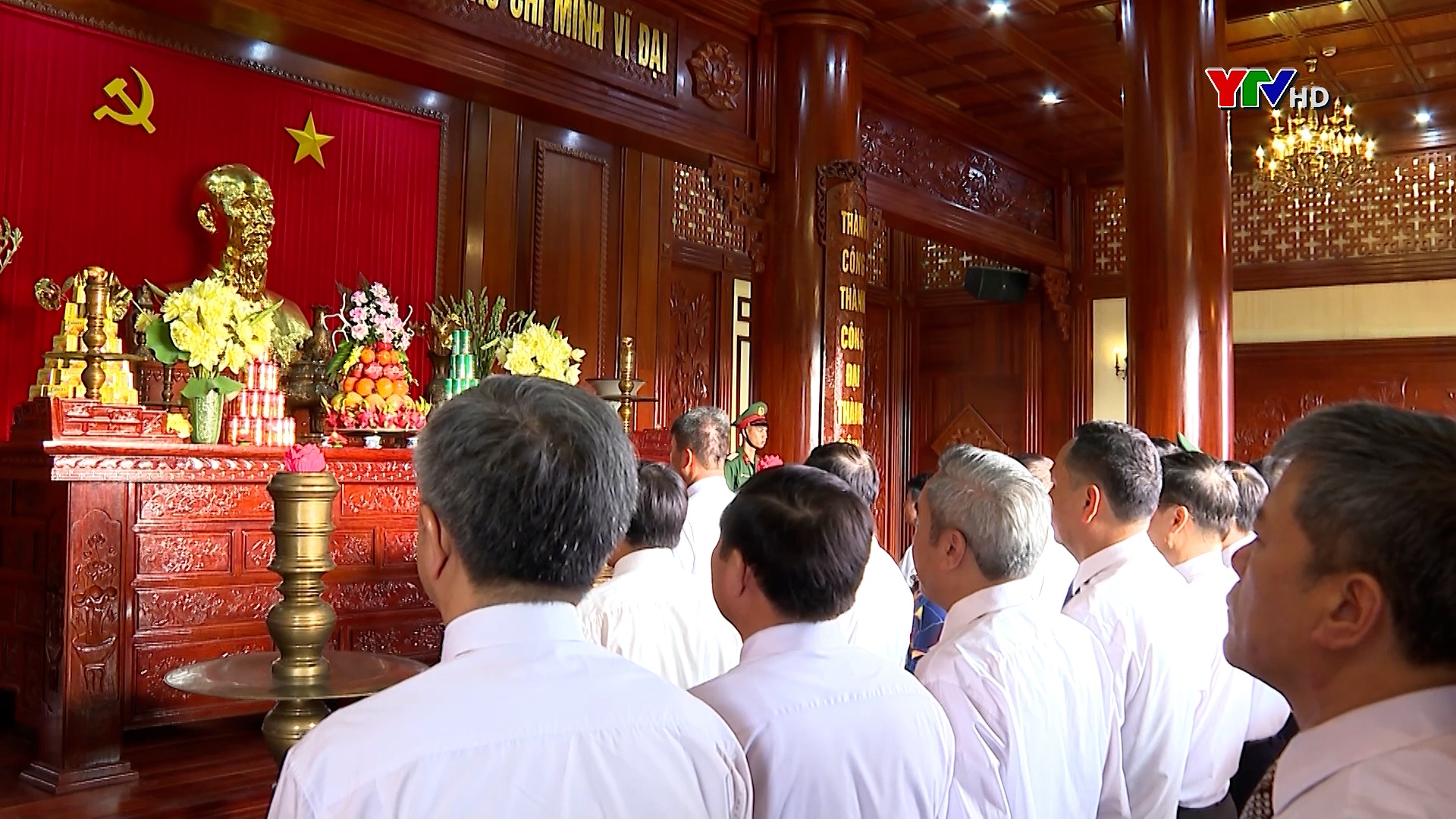 Đoàn đại biểu tỉnh Yên Bái dâng hương tưởng niệm Chủ tịch Hồ Chí Minh