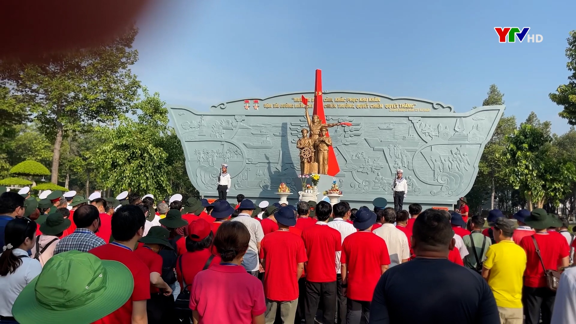 Đoàn công tác tỉnh Yên Bái dâng hương tưởng niệm các anh hùng liệt sỹ tại tượng đài Đoàn tàu không số và Đền tưởng niệm anh hùng - liệt sĩ Đoàn tàu không số