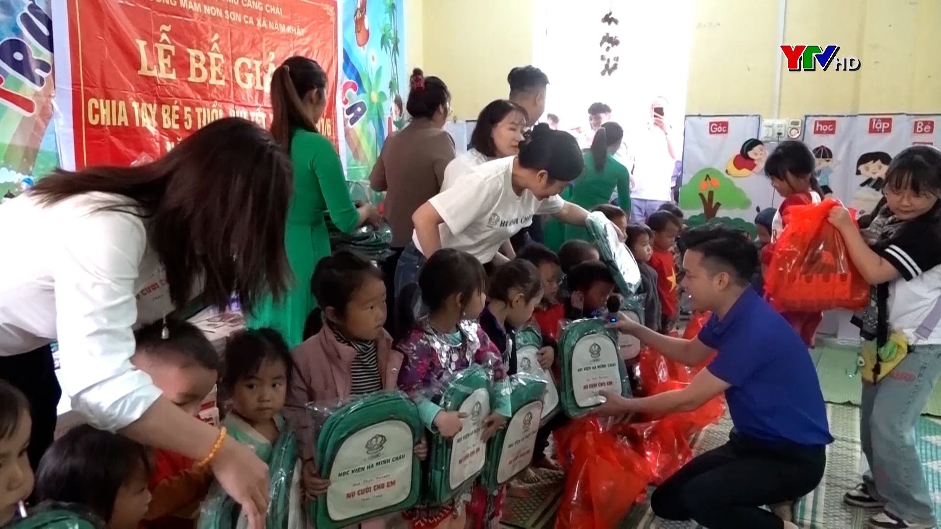 Chi đoàn Đài PT-TH Yên Bái và đoàn thiện nguyện tổ chức Tết thiếu nhi cho trẻ mầm non xã Nậm Khắt, huyện Mù Cang Chải