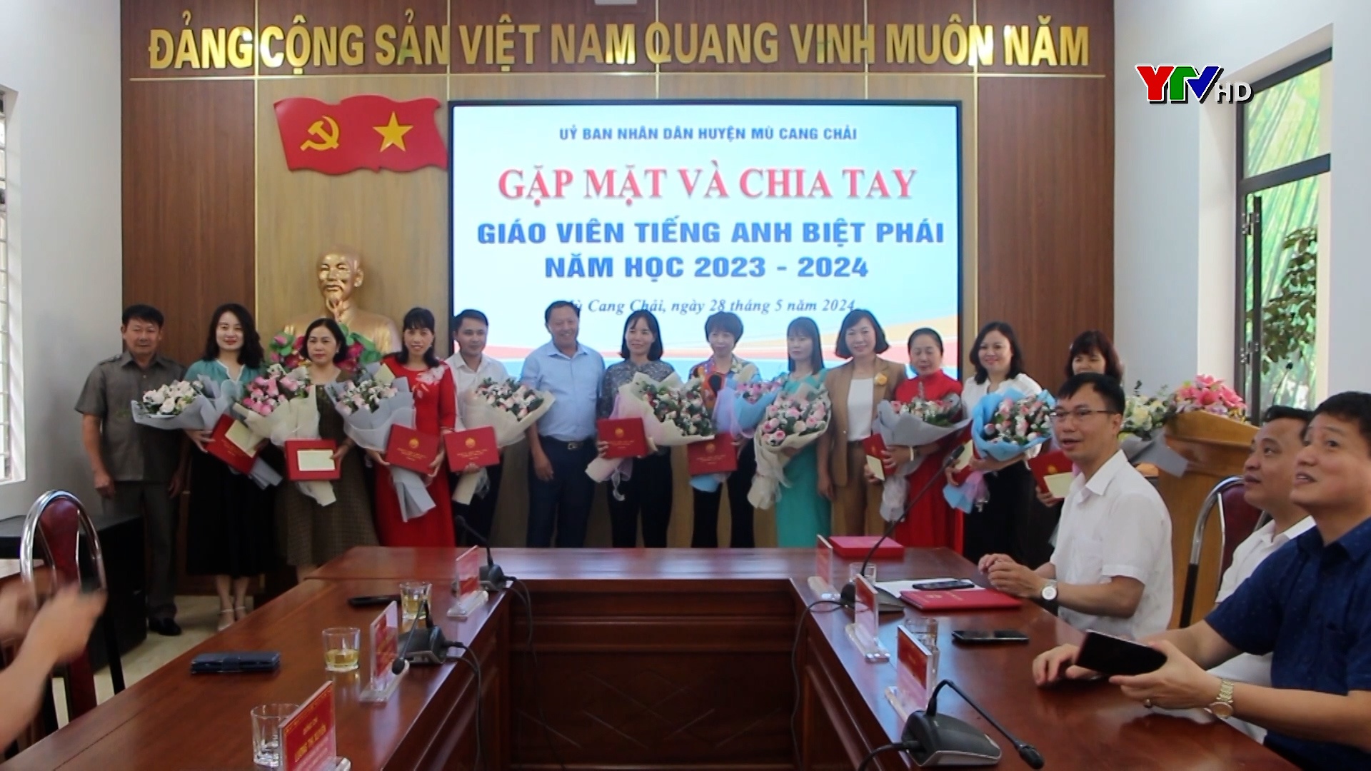 Mù Cang Chải chia tay 10 giáo viên tiếng Anh biệt phái năm học 2023-2024