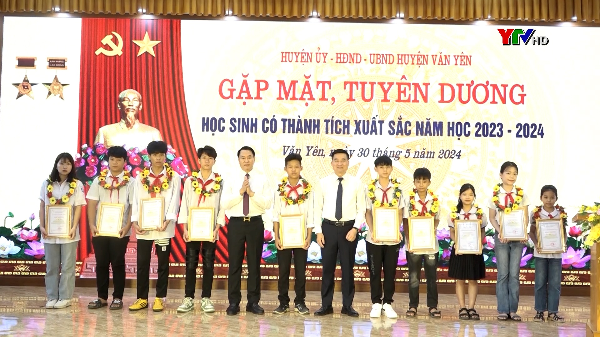 Văn Yên tuyên dương 120 học sinh có thành tích xuất sắc trong năm học 2023 - 2024