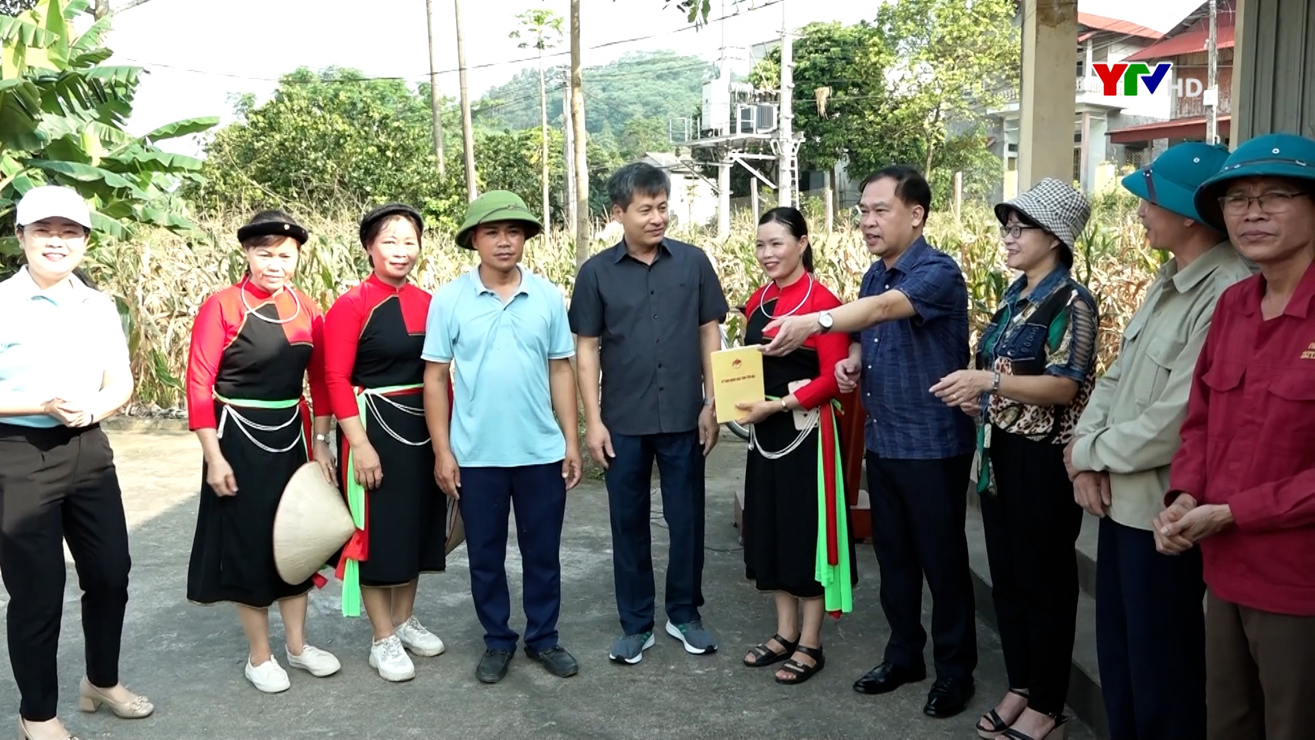 Đồng chí Phó Chủ tịch UBND tỉnh Ngô Hạnh Phúc tham gia hoạt động ngày cuối tuần cùng dân tại thôn Linh Môn 1, xã Yên Bình, huyện Yên Bình