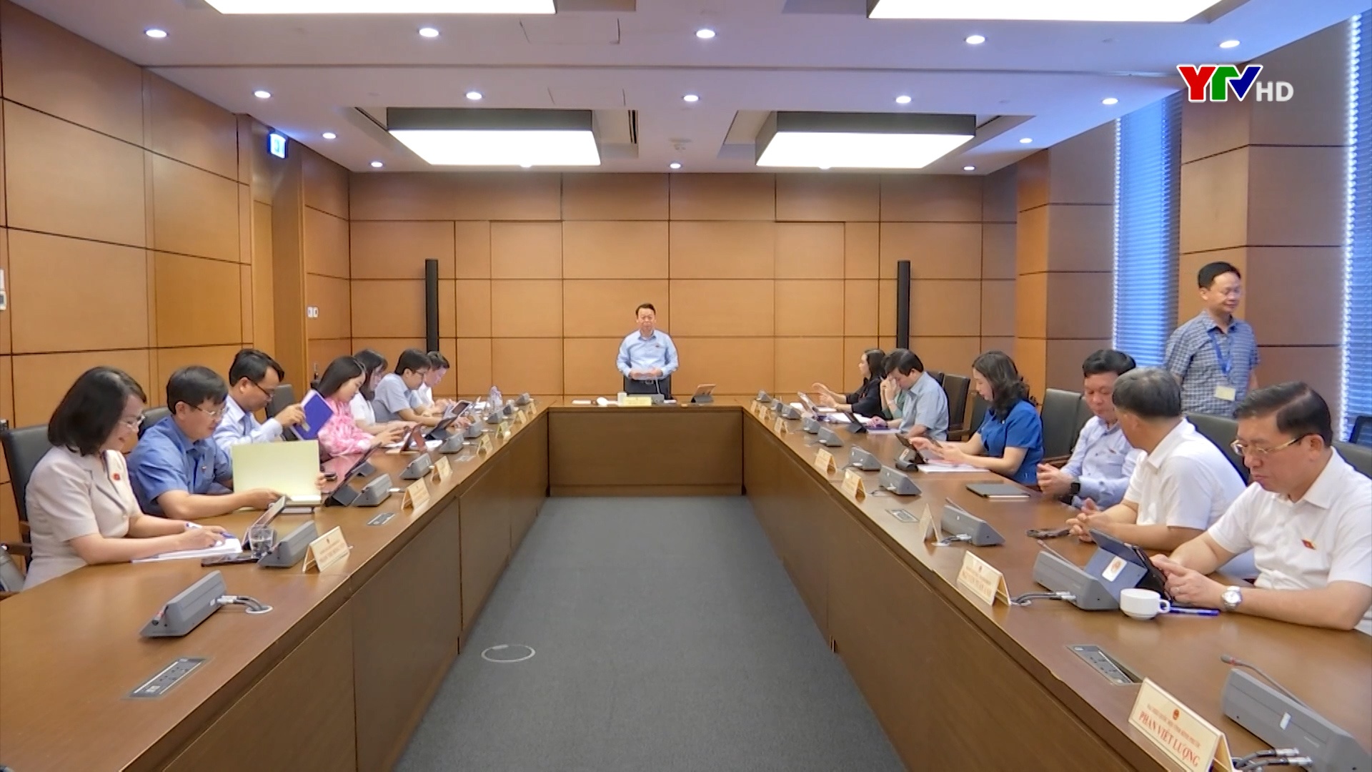 Đại biểu Quốc hội tỉnh Yên Bái thảo luận tổ về dự án Luật thuế GTGT (sửa đổi) và Luật Công chứng (sửa đổi)