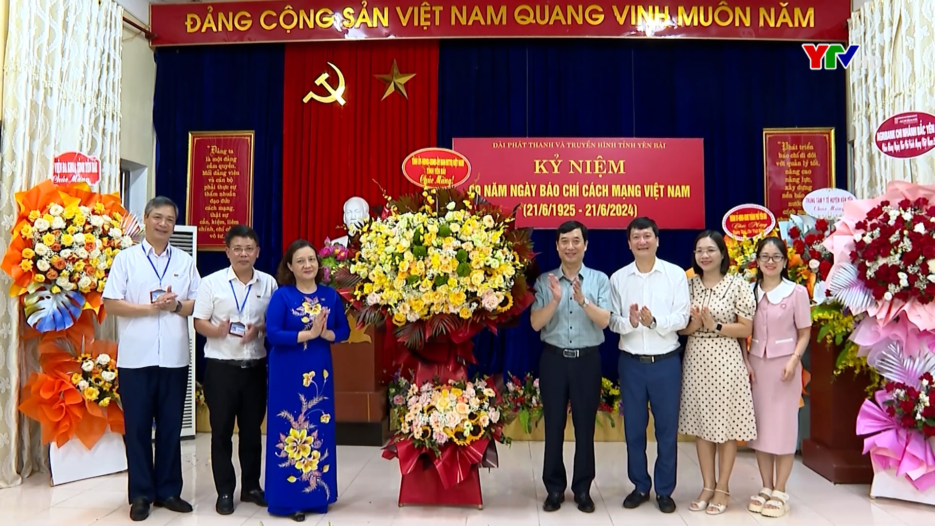 Đồng chí Trưởng Ban Tuyên giáo Tỉnh uỷ Nguyễn Minh Tuấn chúc mừng các cơ quan báo chí nhân Ngày Báo chí cách mạng Việt Nam