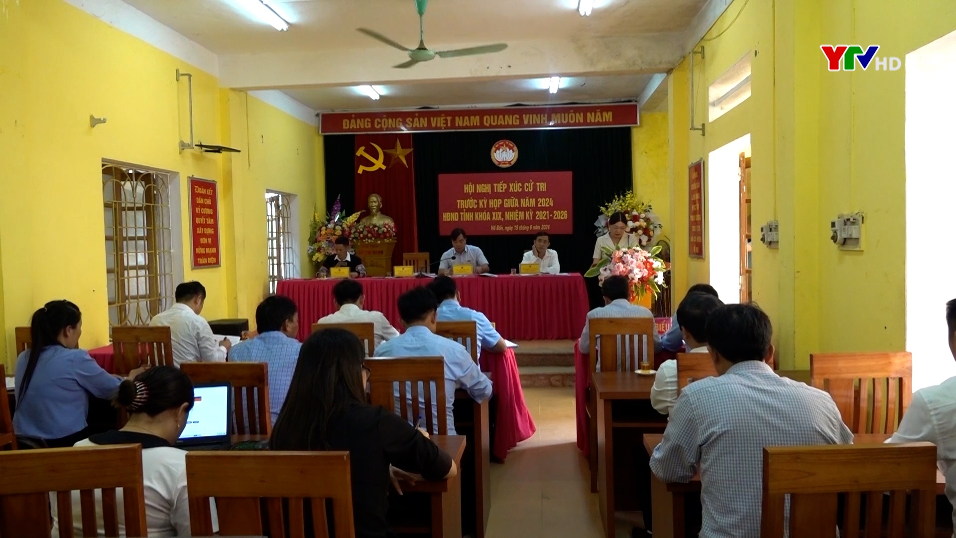 Đồng chí Trưởng Ban Dân vận Tỉnh ủy Hoàng Thị Vĩnh tiếp xúc cử tri huyện Mù Cang Chải