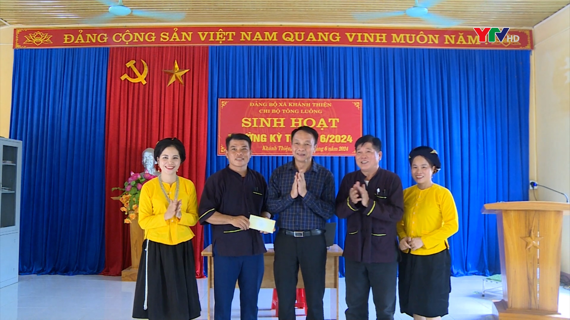 Đồng chí Phó Chủ tịch Thường trực HĐND tỉnh Vũ Quỳnh Khánh dự sinh hoạt tại Chi bộ thôn Tông Luông, xã Khánh Thiện, huyện Lục Yên