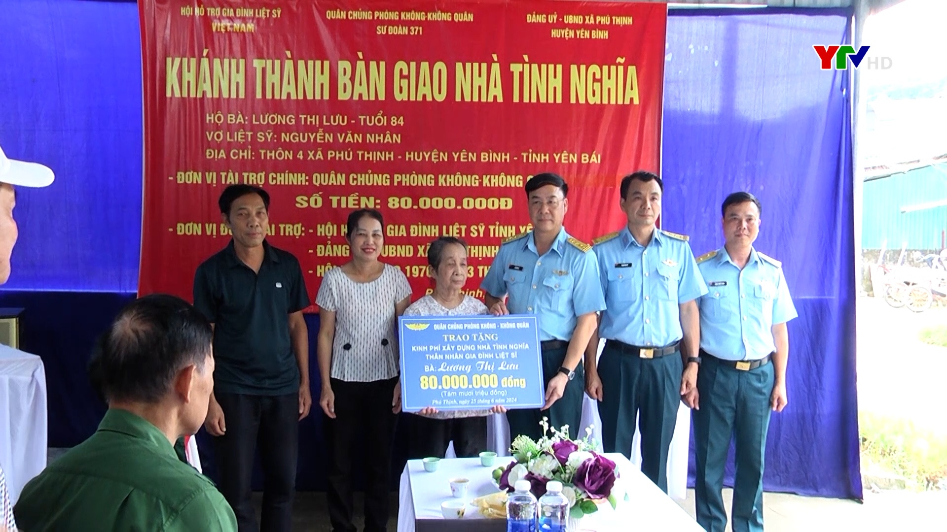 Trao tiền hỗ trợ xây dựng nhà tình nghĩa cho thân nhân liệt sĩ khó khăn về nhà ở tại huyện Yên Bình