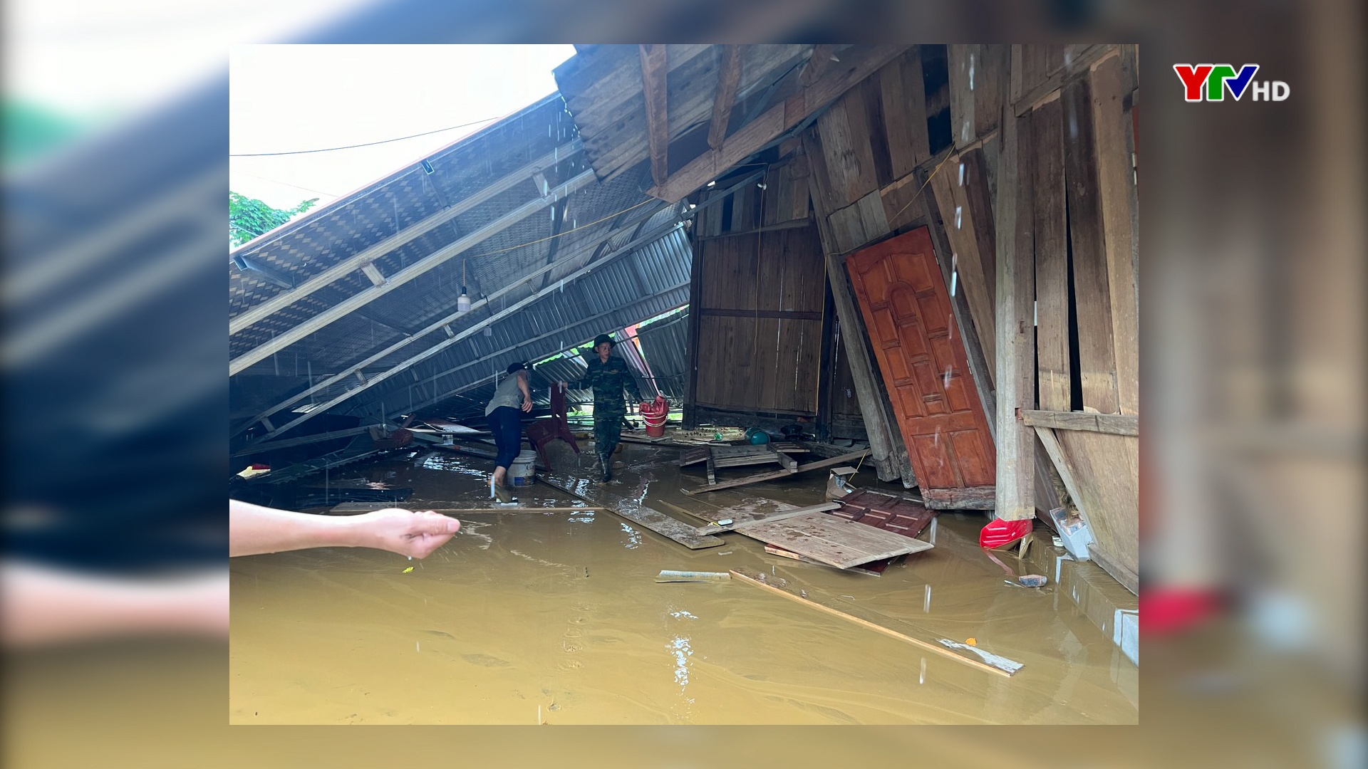 Văn Yên: Mưa to gây sạt lở đất khiến 2 nhà dân bị sập đổ hoàn toàn