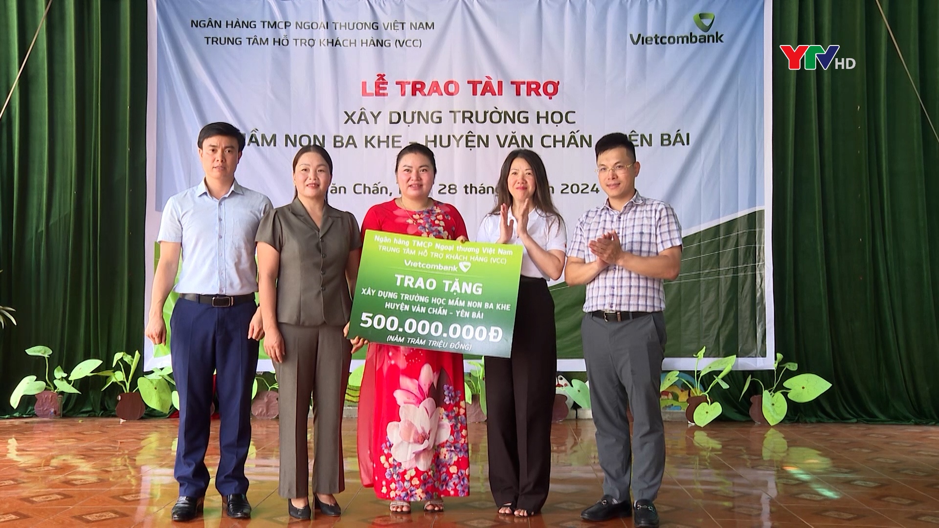 Trung tâm Hỗ trợ khách hàng Ngân hàng Vietcombank hỗ trợ 500 triệu đồng xây dựng 2 phòng học mầm non tại huyện Văn Chấn