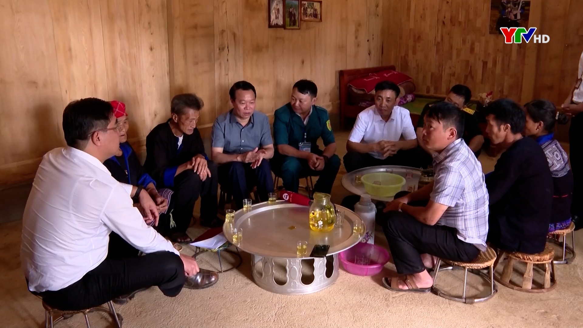 Đồng chí Bí thư Tỉnh ủy Đỗ Đức Duy trao tiền hỗ trợ làm nhà cho hộ nghèo ở xã Mồ Dề, huyện Mù Cang Chải